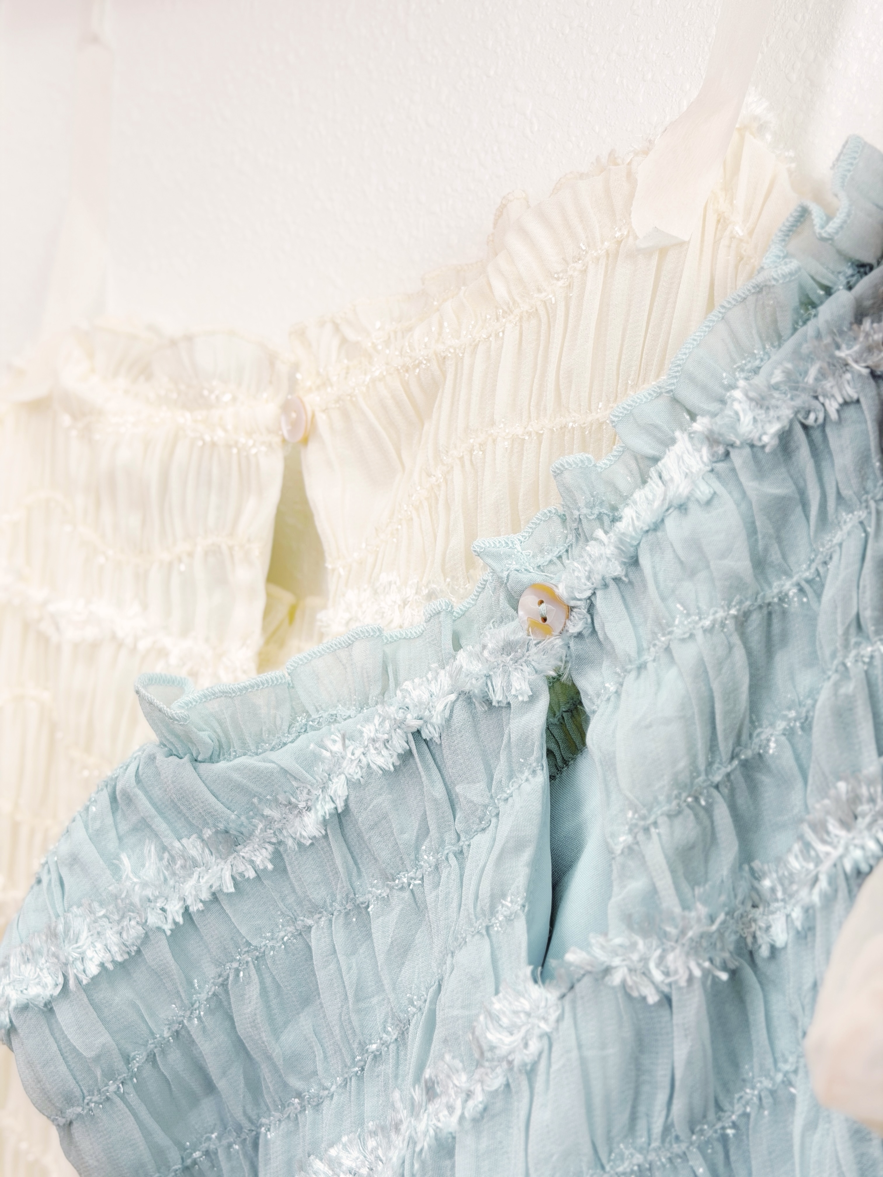兩色 / 浮雕星閃皺褶高領背心 / Embossed Shimmer Smocked Frill-Neck Top