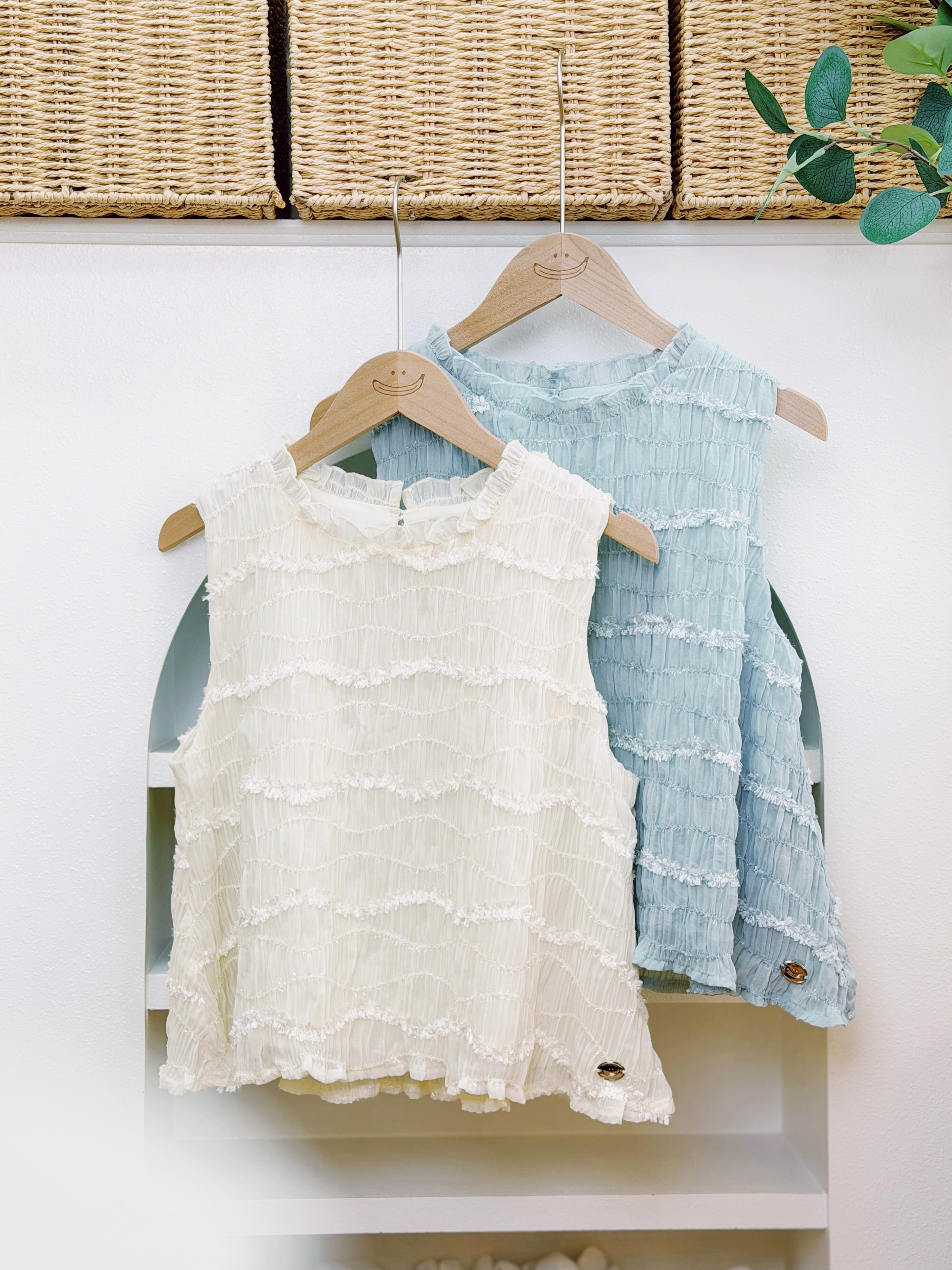 兩色 / 浮雕星閃皺褶高領背心 / Embossed Shimmer Smocked Frill-Neck Top