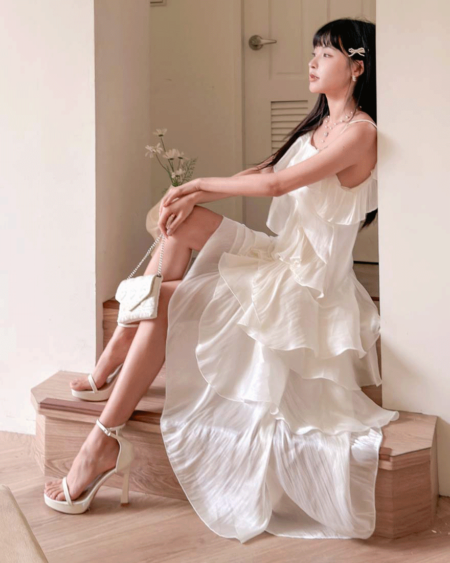 LINA LINA仙女光韻層次荷葉蛋糕斜擺絲光洋裝-柔美杏