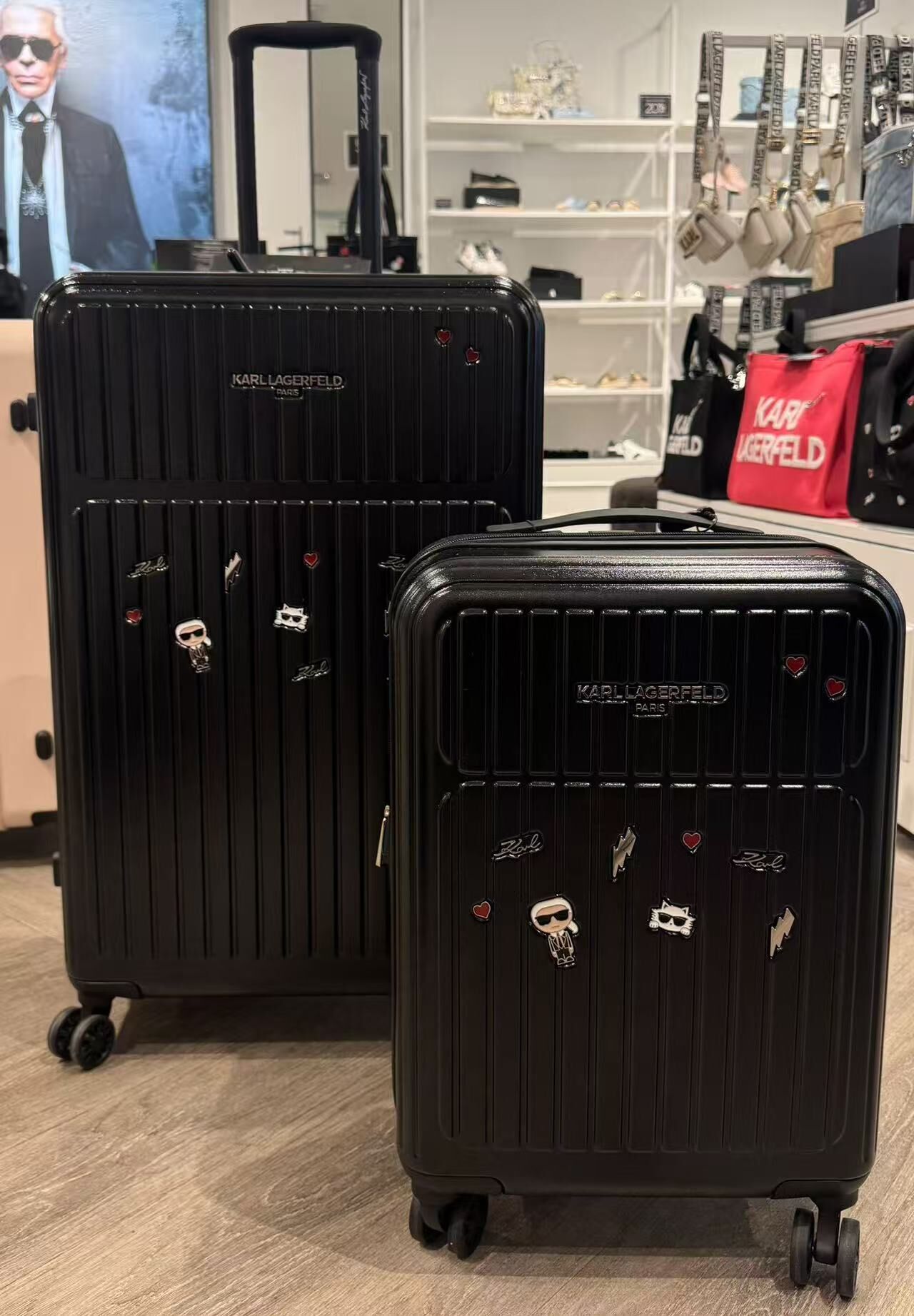 【預購】Karl Lagerfeld H050509 徽章黑行李箱