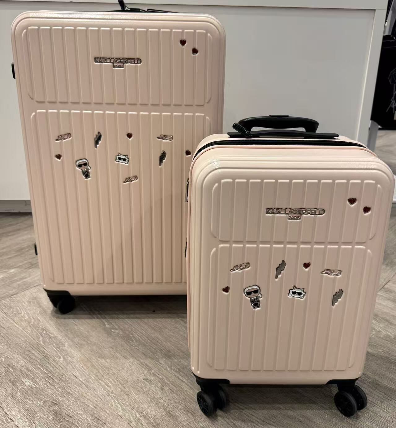 【預購】Karl Lagerfeld H050513 徽章粉色行李箱