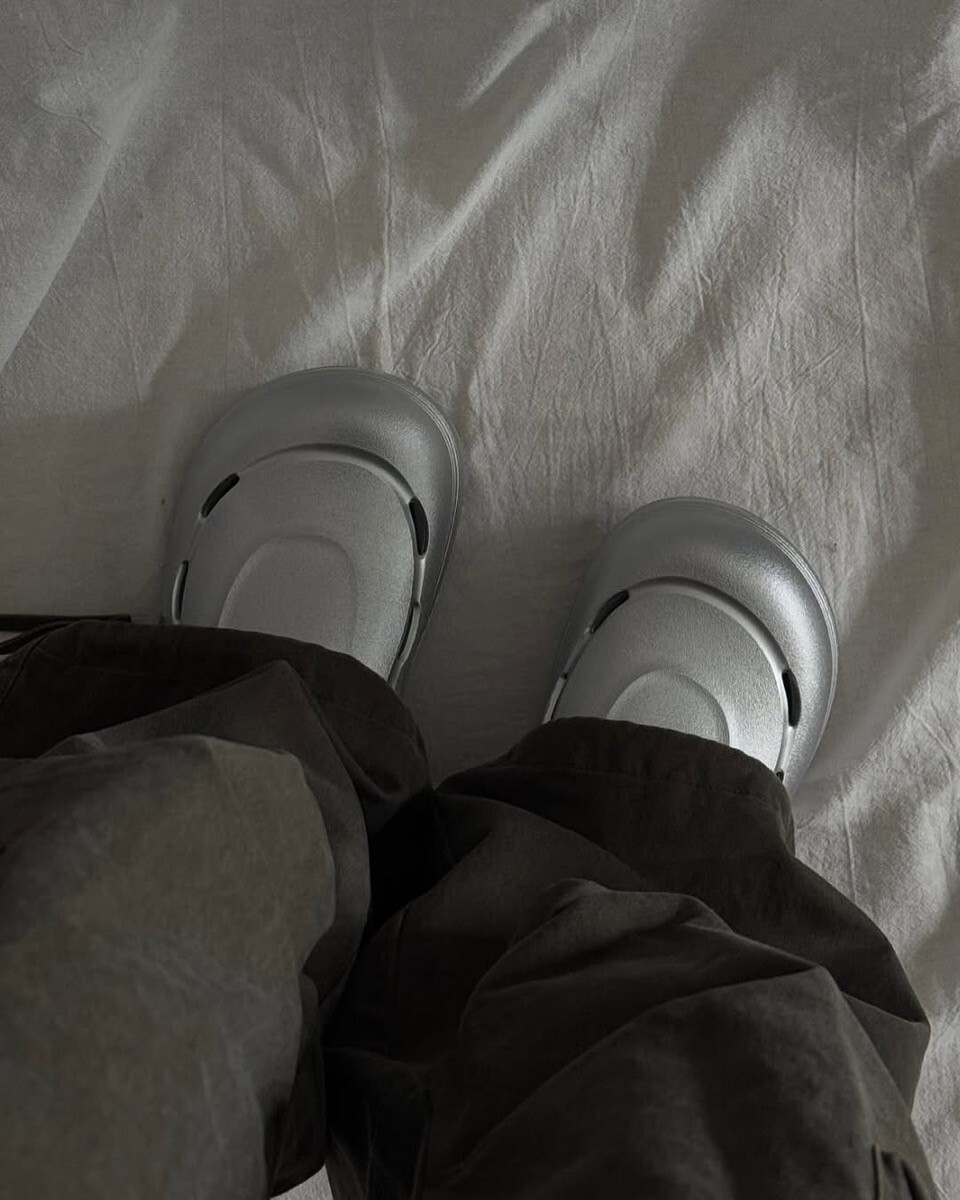 <雨天穿搭必備💦> Adidas OZWAVE CLOG 包頭拖鞋 科技銀