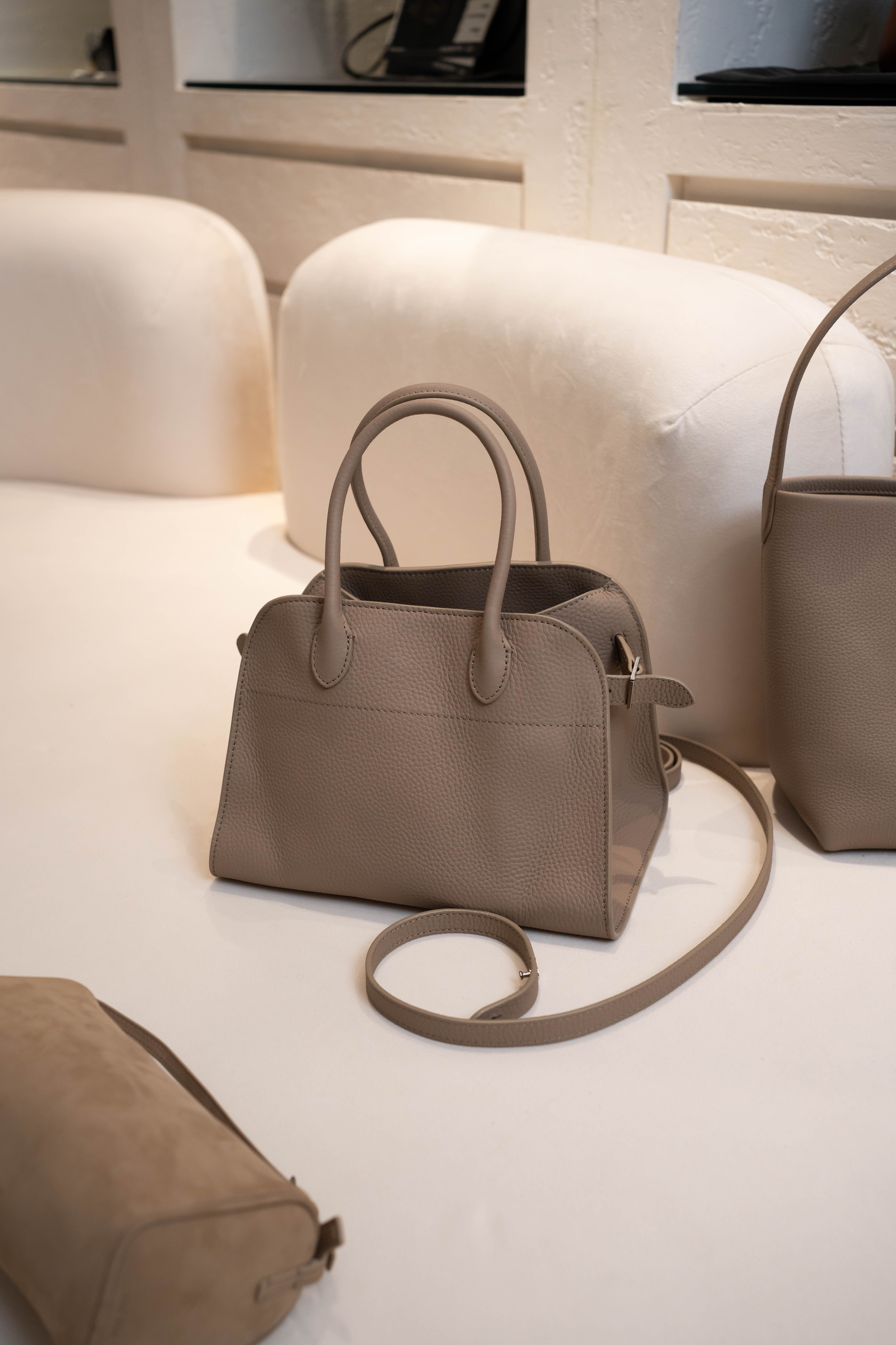 The Row Margaux 10 大象灰銀釦荔枝小牛皮