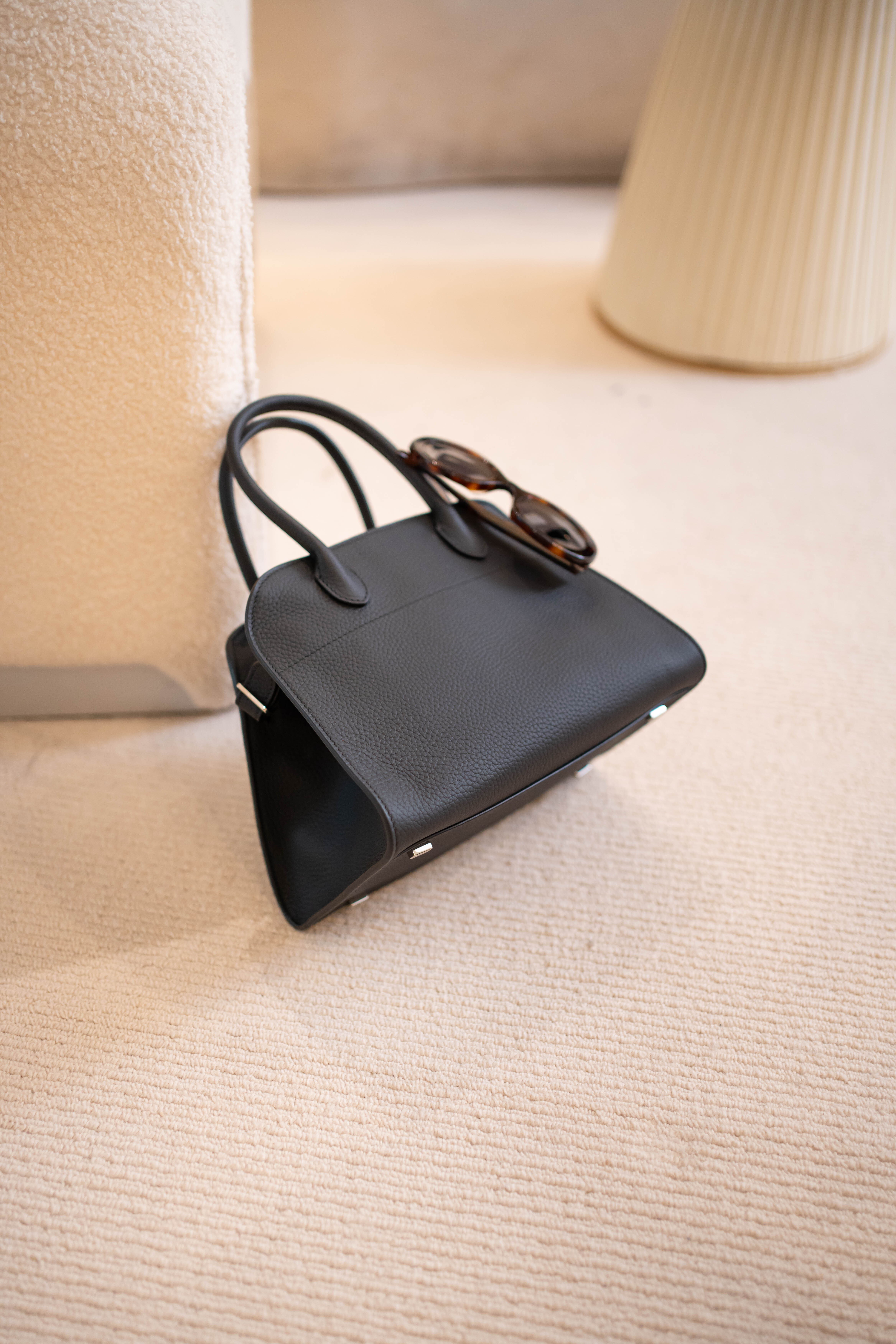 The Row Margaux 10 黑色銀釦荔枝小牛皮