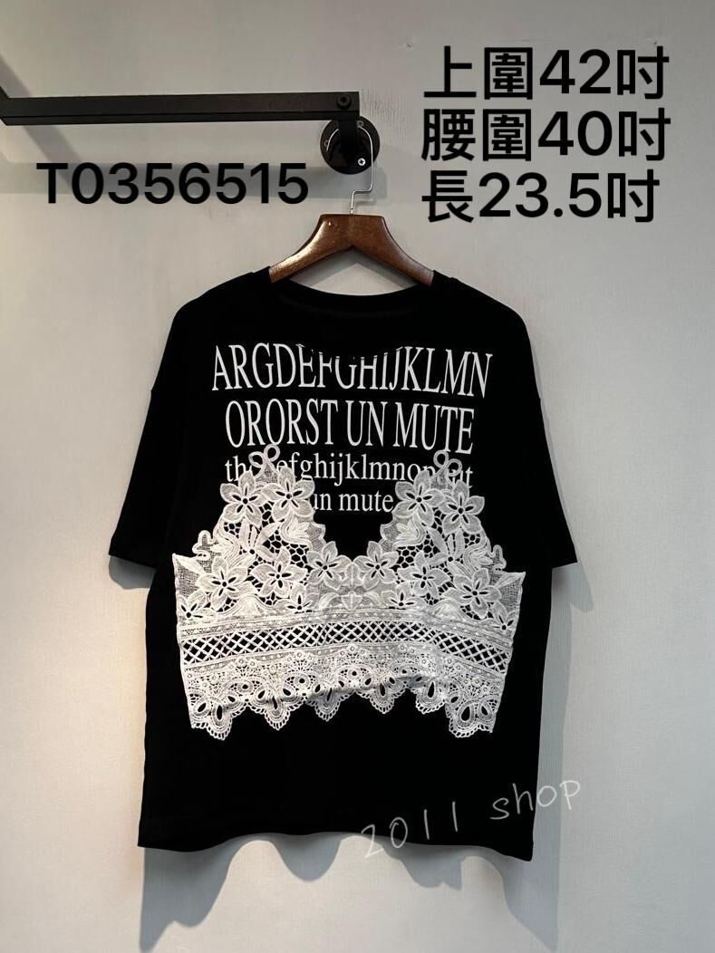 圓領字母拼鏤空花TOP 上圍42吋 腰圍40吋 長23.5吋 T0356515