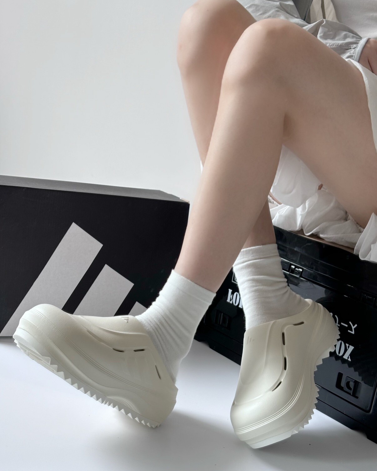 <雨天穿搭必備💦> Adidas OZWAVE CLOG 包頭拖鞋 奶白
