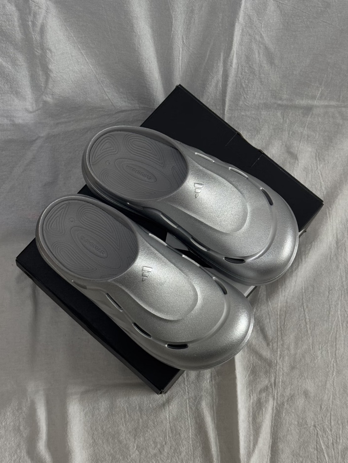 <雨天穿搭必備💦> Adidas OZWAVE CLOG 包頭拖鞋 科技銀