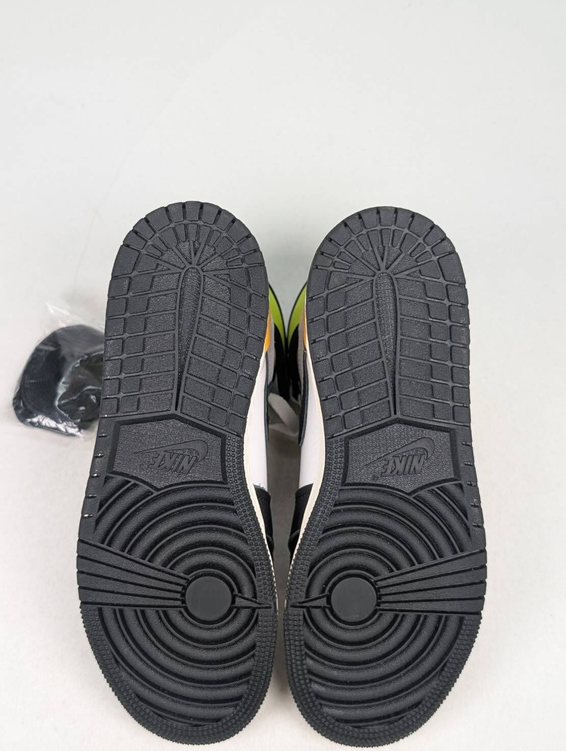 微瑕疵-左右腳中底泛黃 鞋口色差 575441-118 5Y Air Jordan 1 Retro High OG GS 'Volt Gold' 大童鞋 黑黃橘