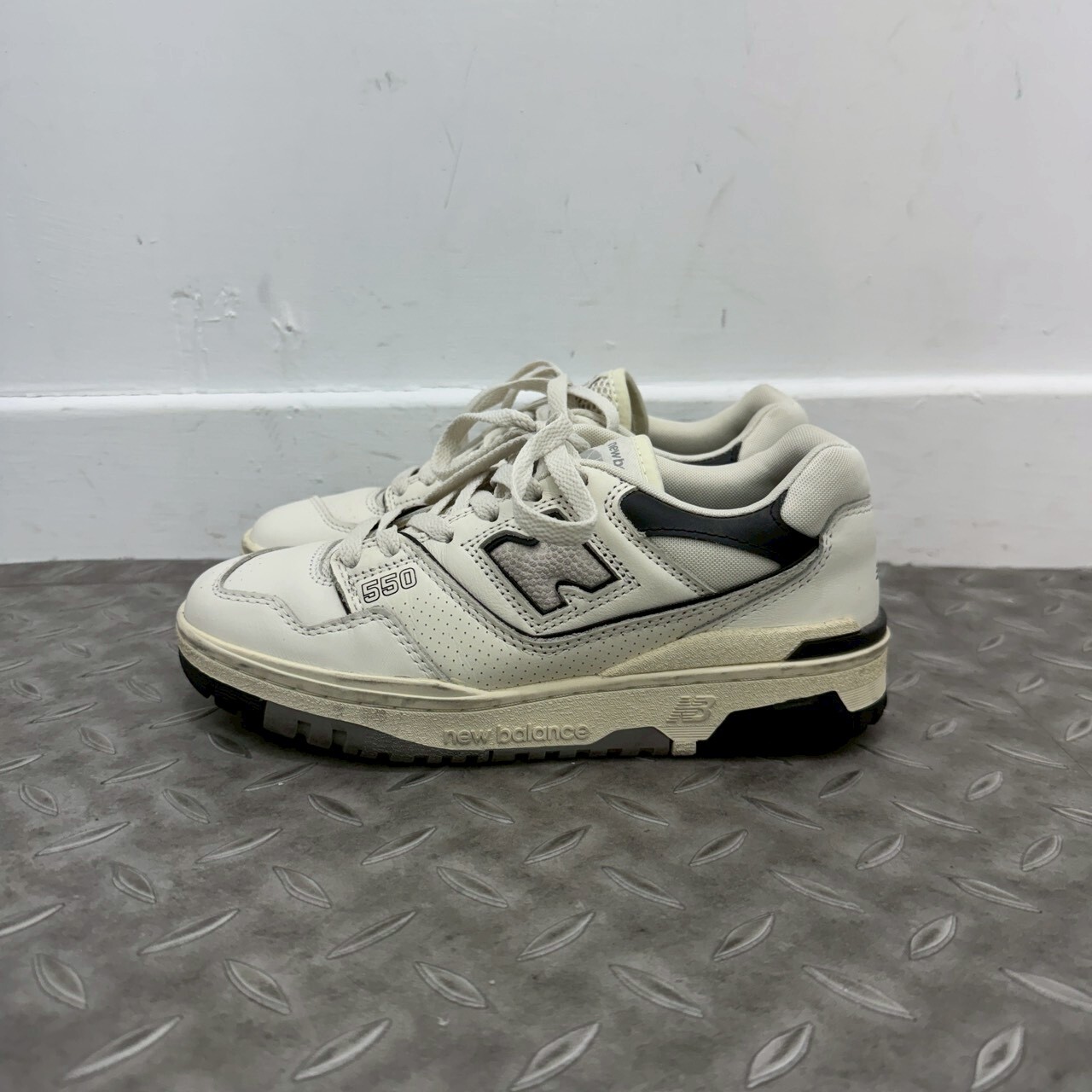 NEW BALANCE 550 CREAM BLACK BB550LWT SIZE 23.5CM