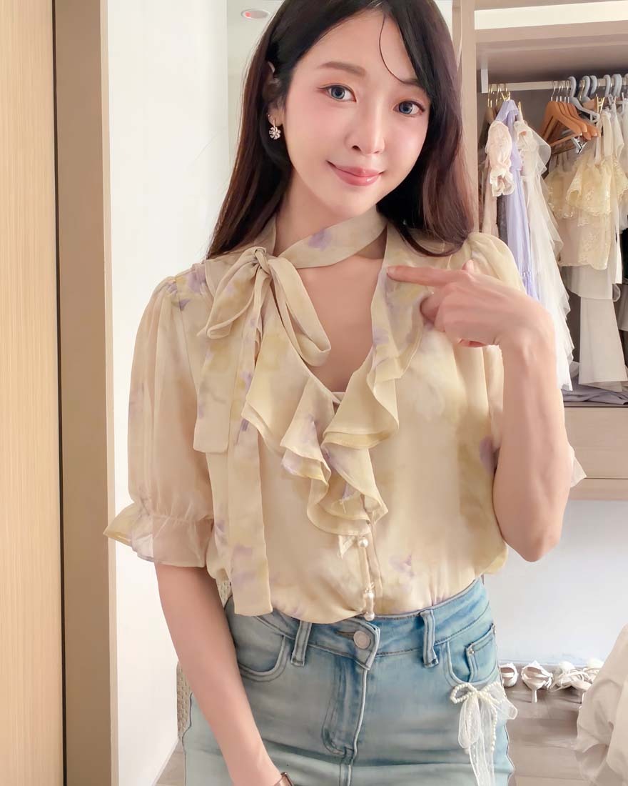 LINA LINA柔美序曲暈染花卉荷葉珍珠釦綁結上衣-淡雅黃