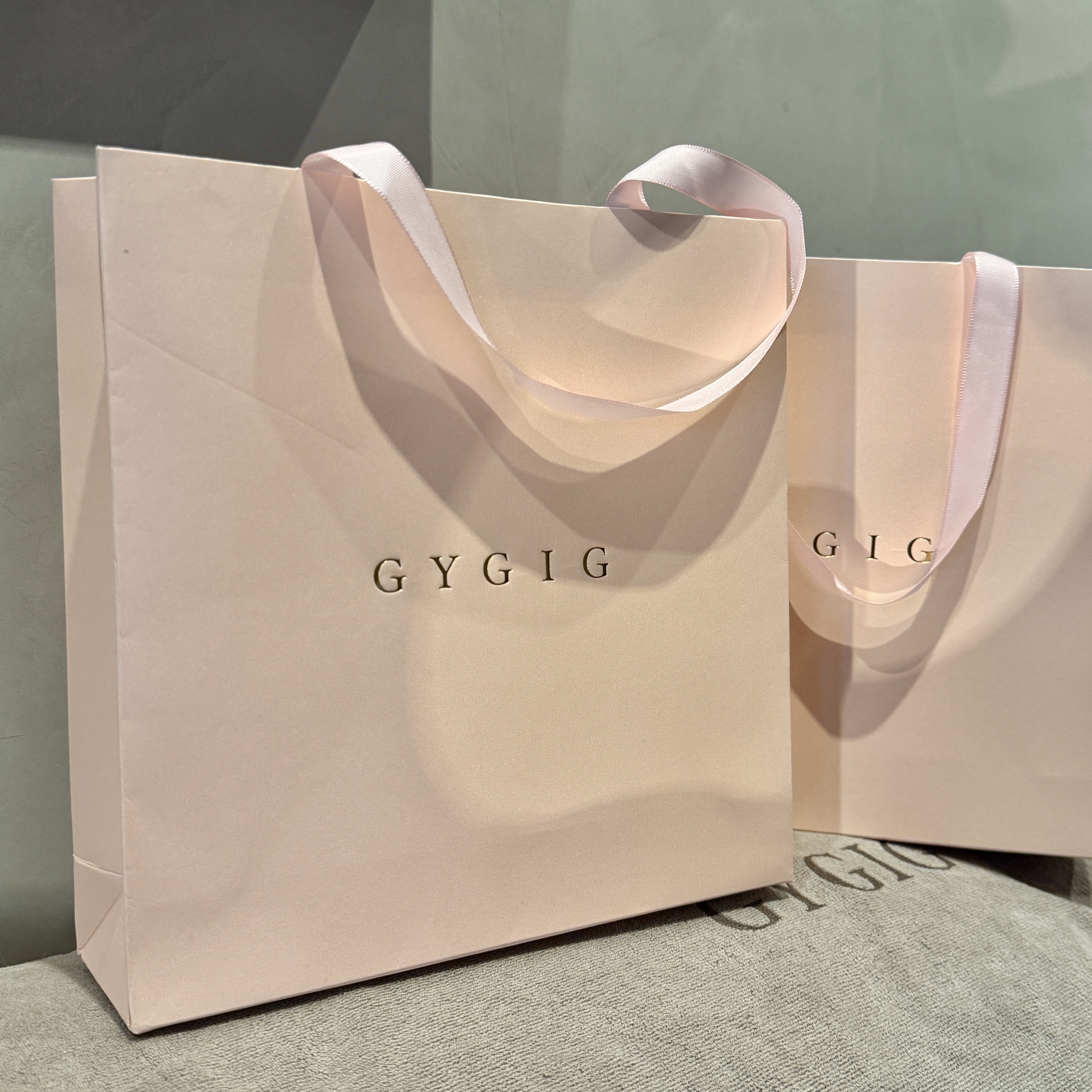 Gy”品牌粉金珠光提袋