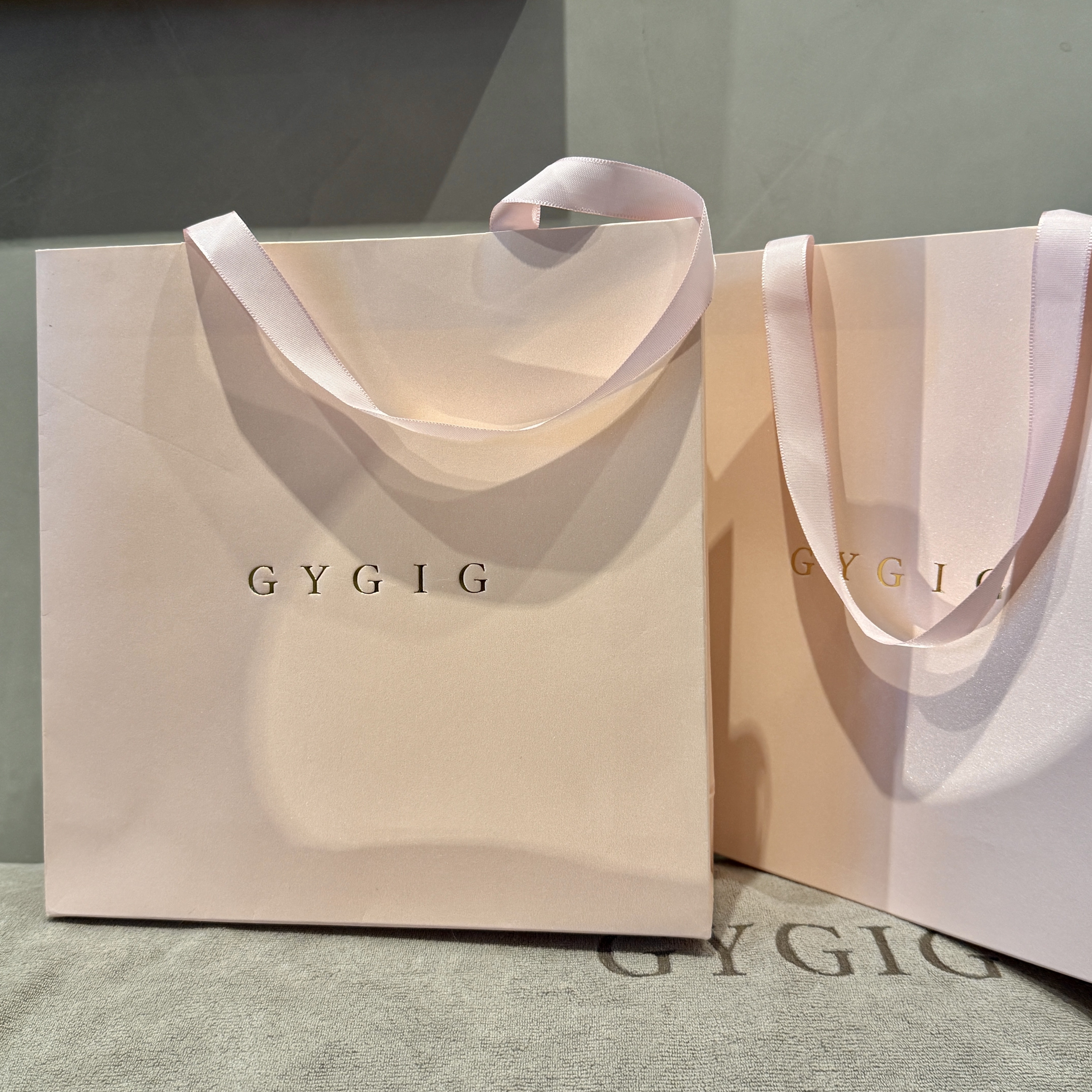Gy”品牌粉金珠光提袋