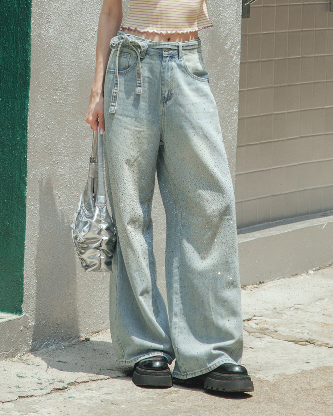 All-over rhinestone denim jeans with laces. Available in two colors, sizes S/M/L.【04011884】in stock+pre-order