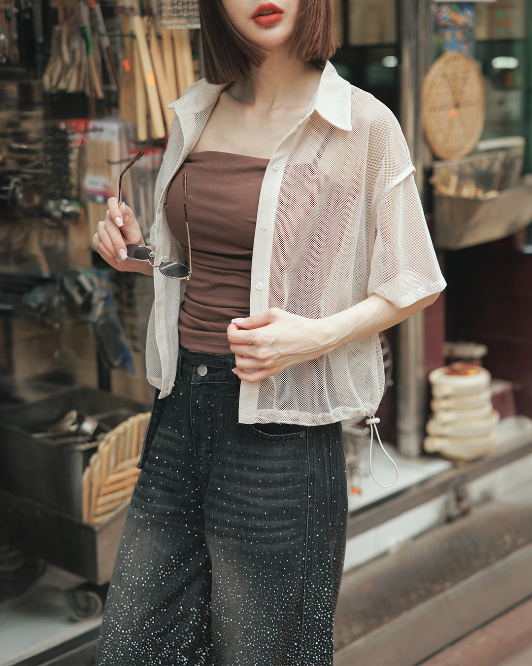 Glittery, pleated, sheer mesh cropped shirt, available in two colors.【01025724】in stock+pre-order