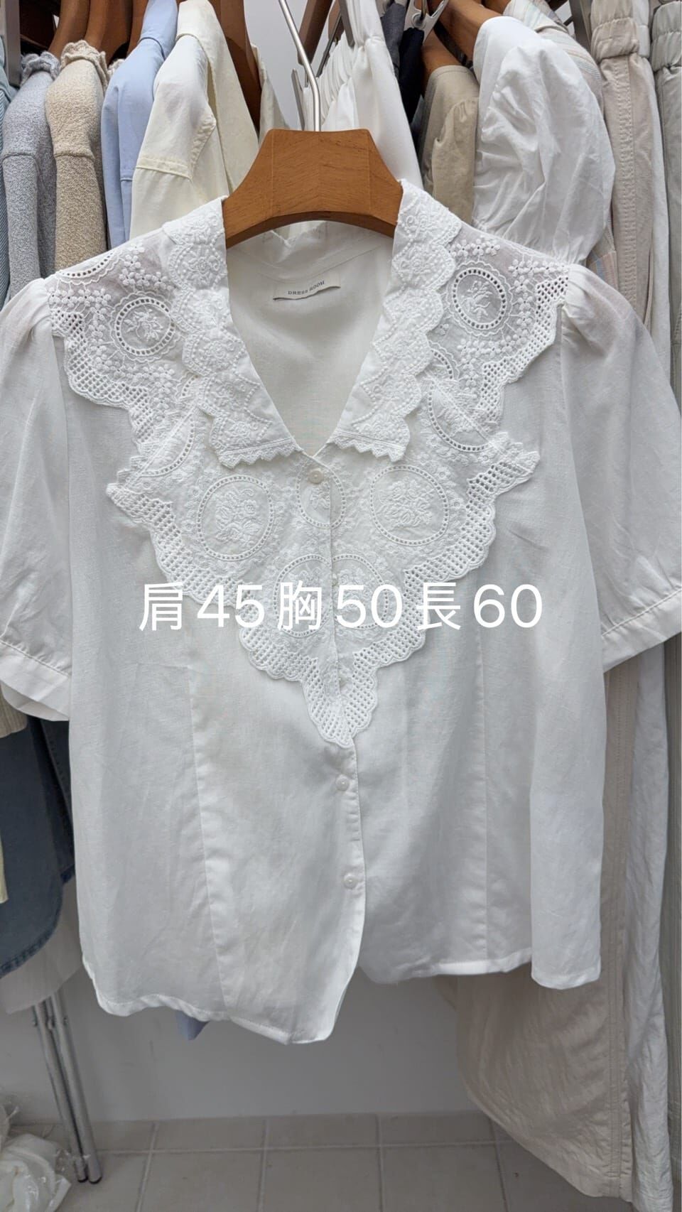 DR6203 微透蕾絲拼接倒V襯衫