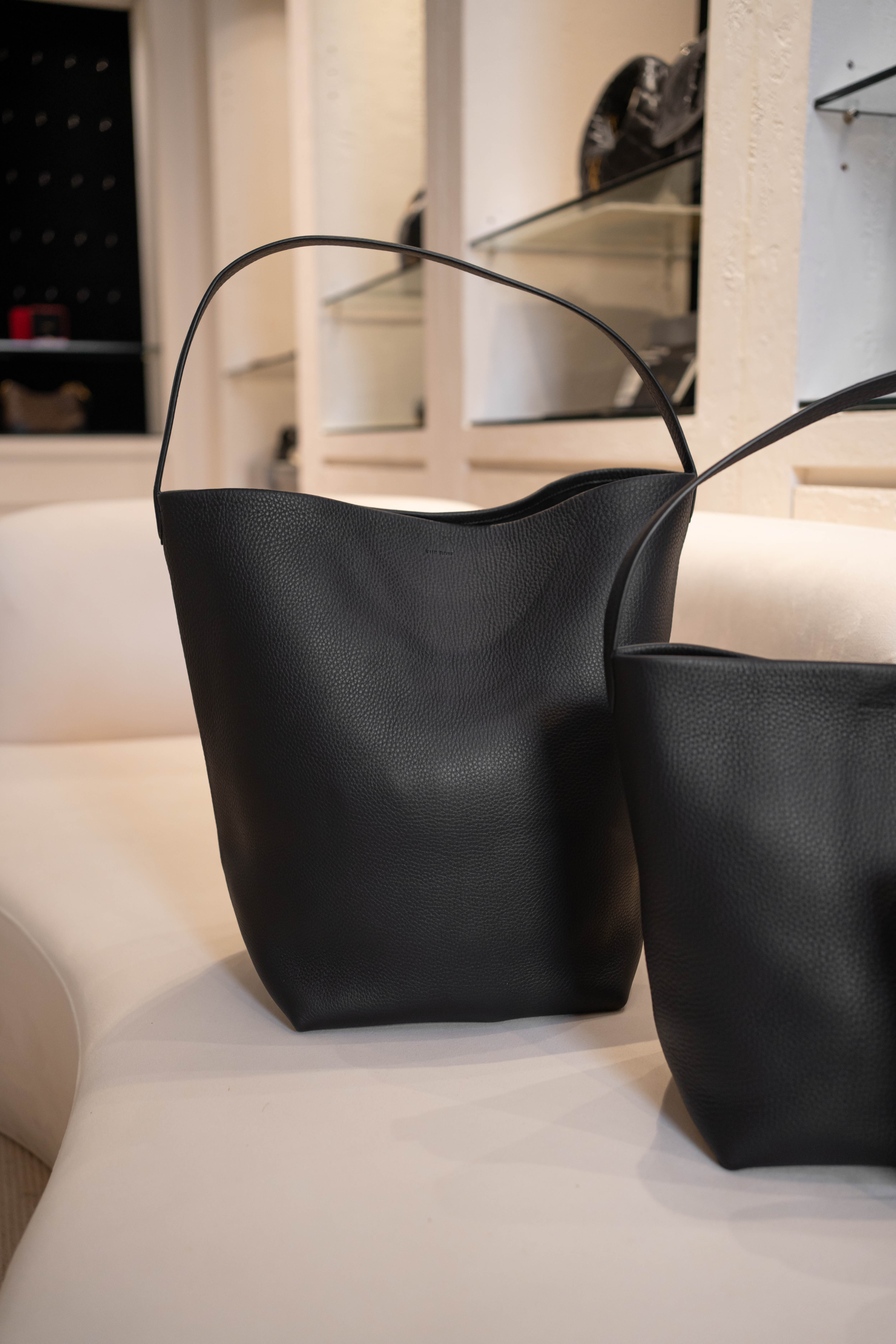 The Row Large N/S Park Tote 荔枝小牛皮黑色銀釦