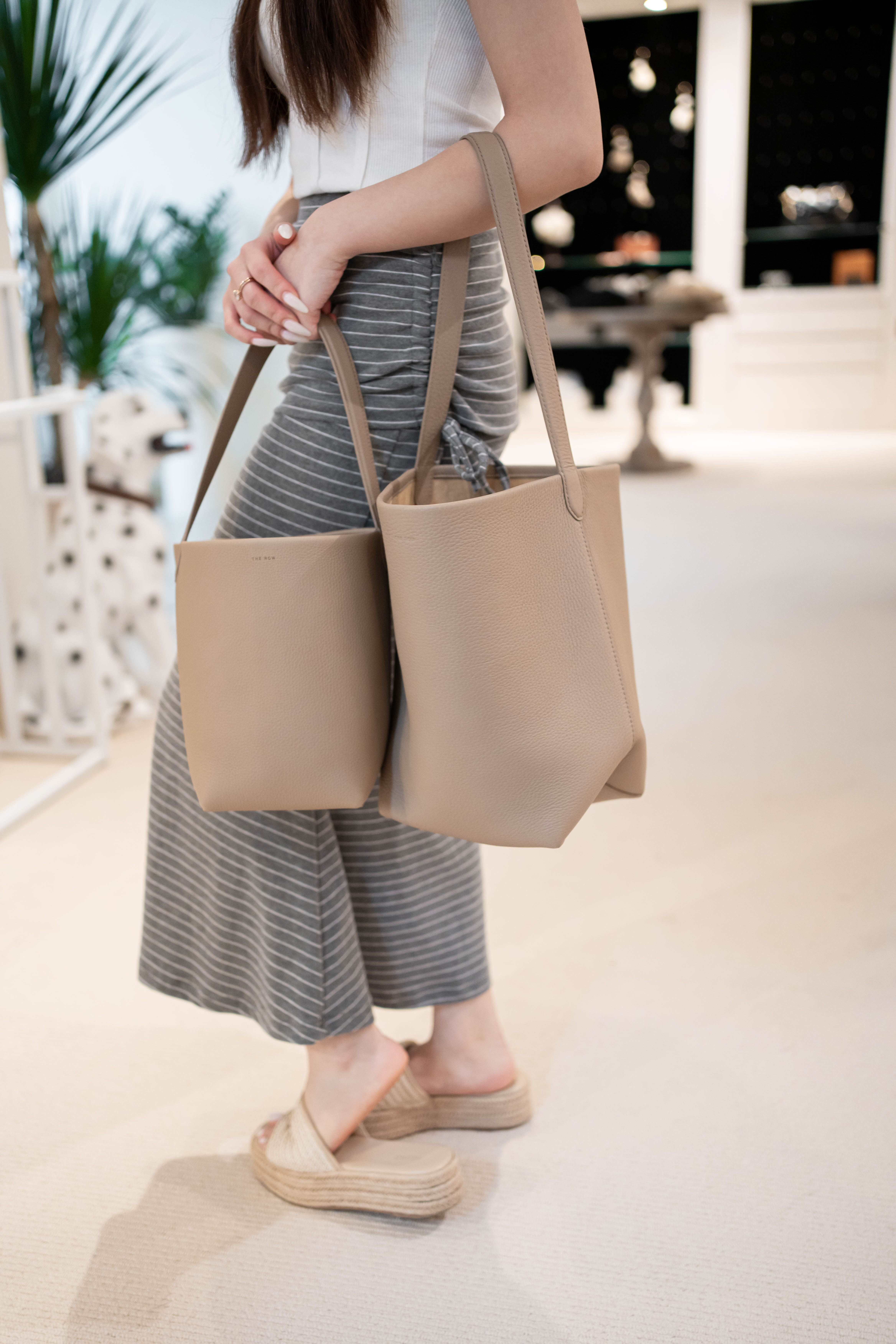 The Row Medium N/S Park Tote Bag 深灰褐色