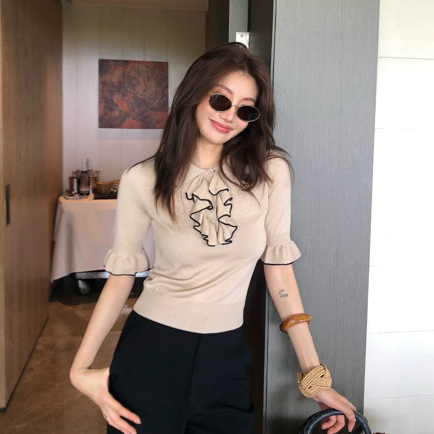 奶油杏黑線滾邊領巾翻領造型上衣-S-XL (Elegant & Love)