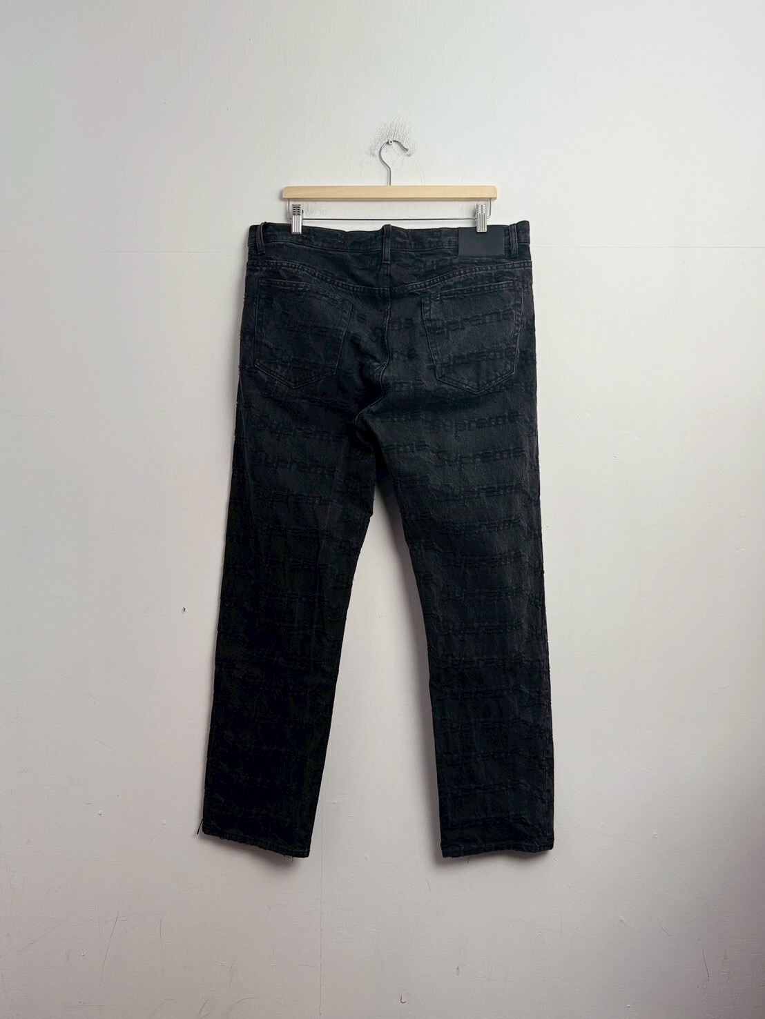SUPREME Frayed Logo Regular Jean BLACK SIZE W36