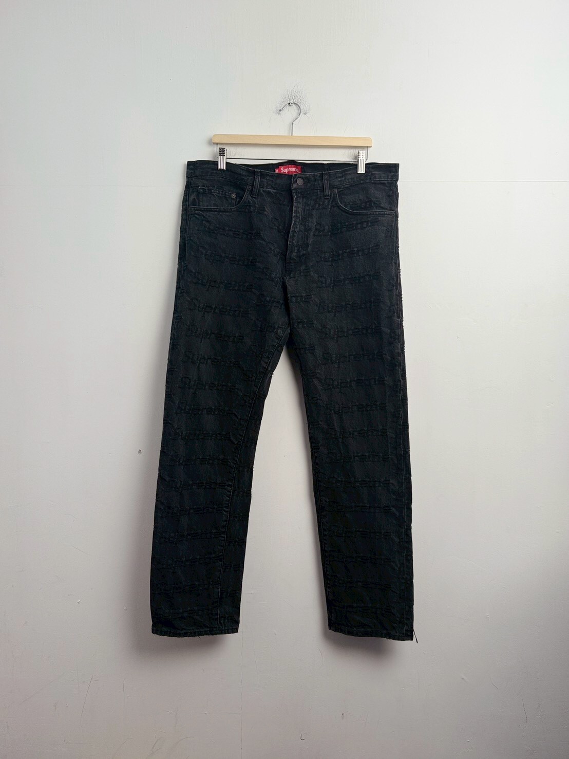 SUPREME Frayed Logo Regular Jean BLACK SIZE W36