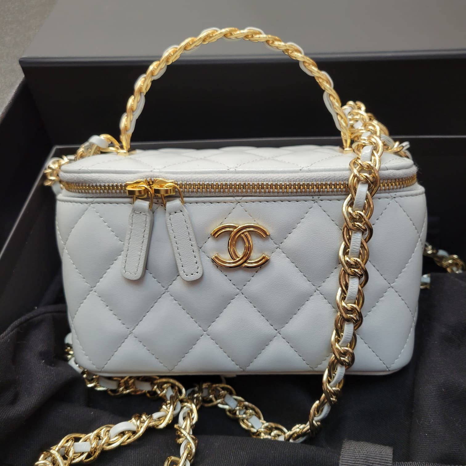 UNUSED CHANEL AP3315 LIGHT GREY VANITY CASE
