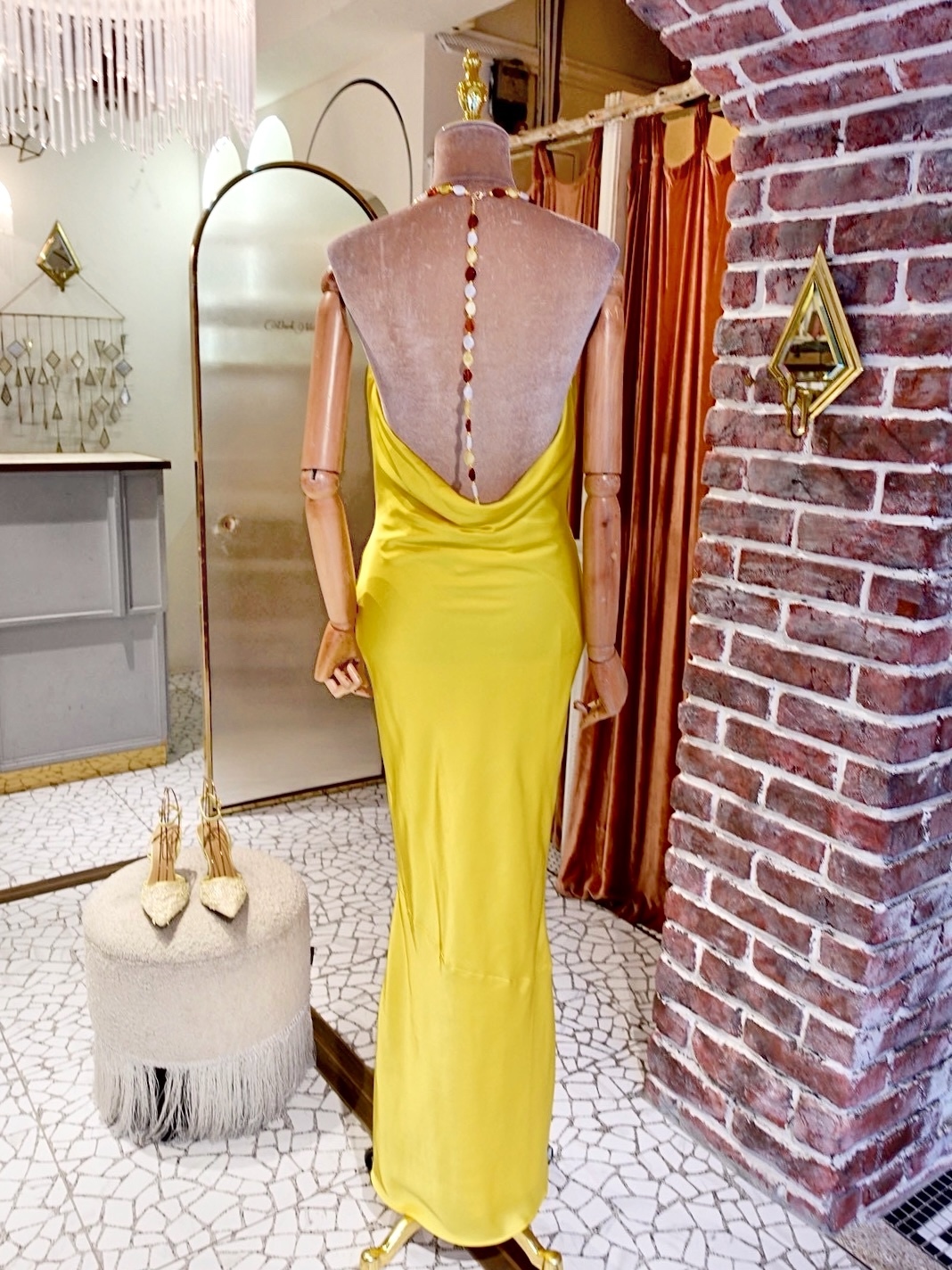 Sunny Yellow黃色緞面垂領琥珀飾繞脖露背Dress