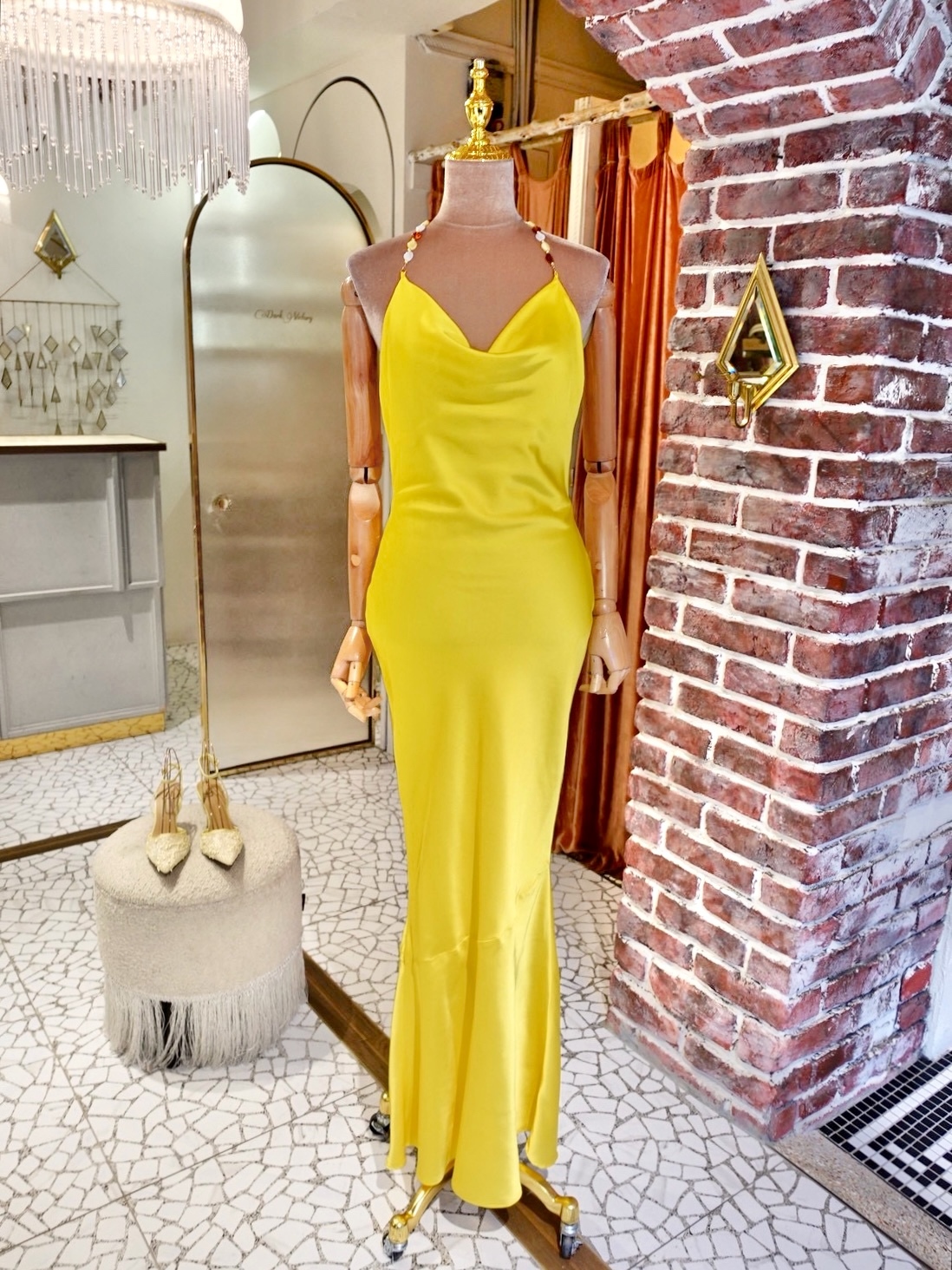 Sunny Yellow黃色緞面垂領琥珀飾繞脖露背Dress