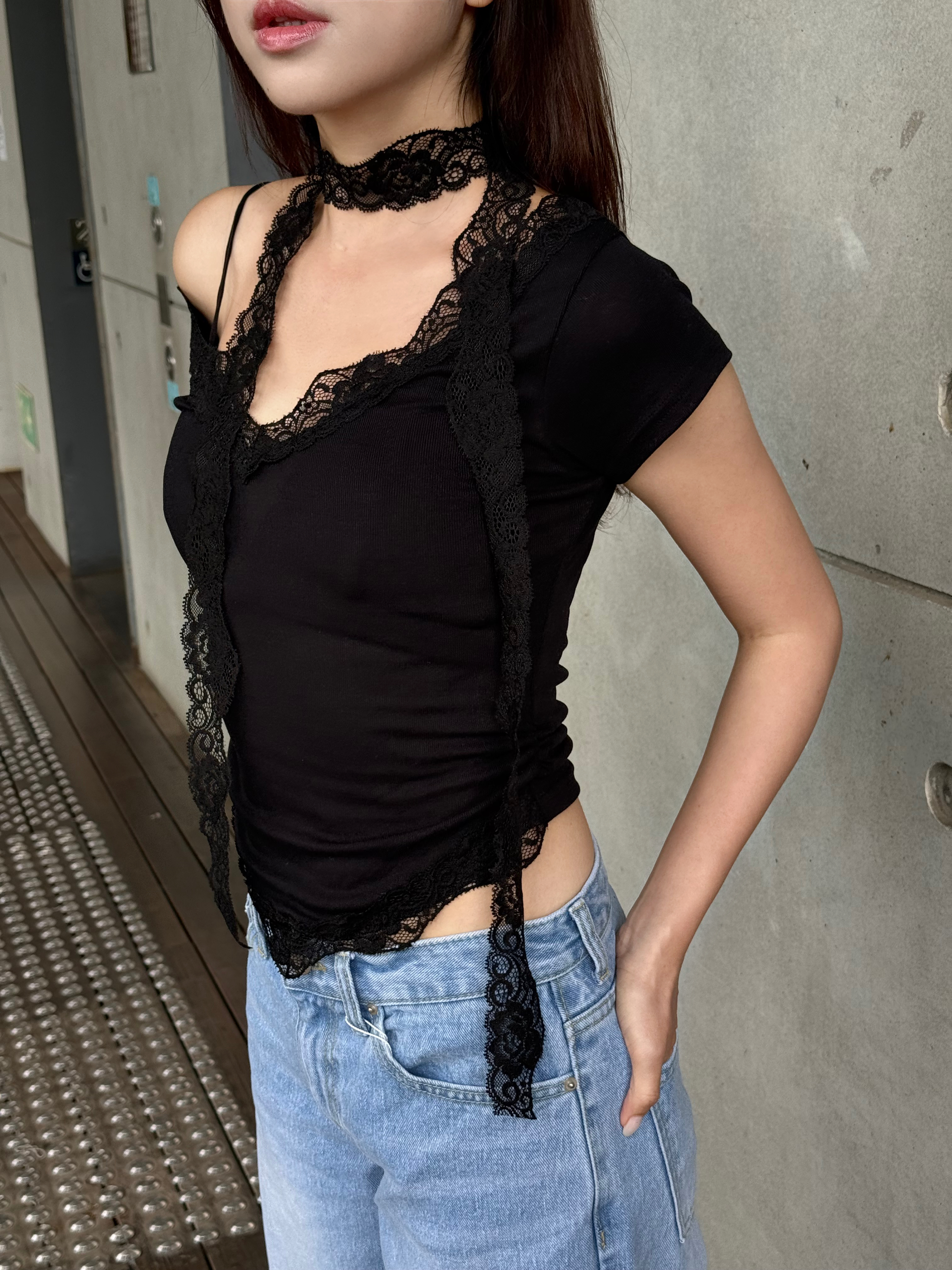 (新貨88折💕) Lace拼接V領修身上衣 T260501(黑/白/灰)
