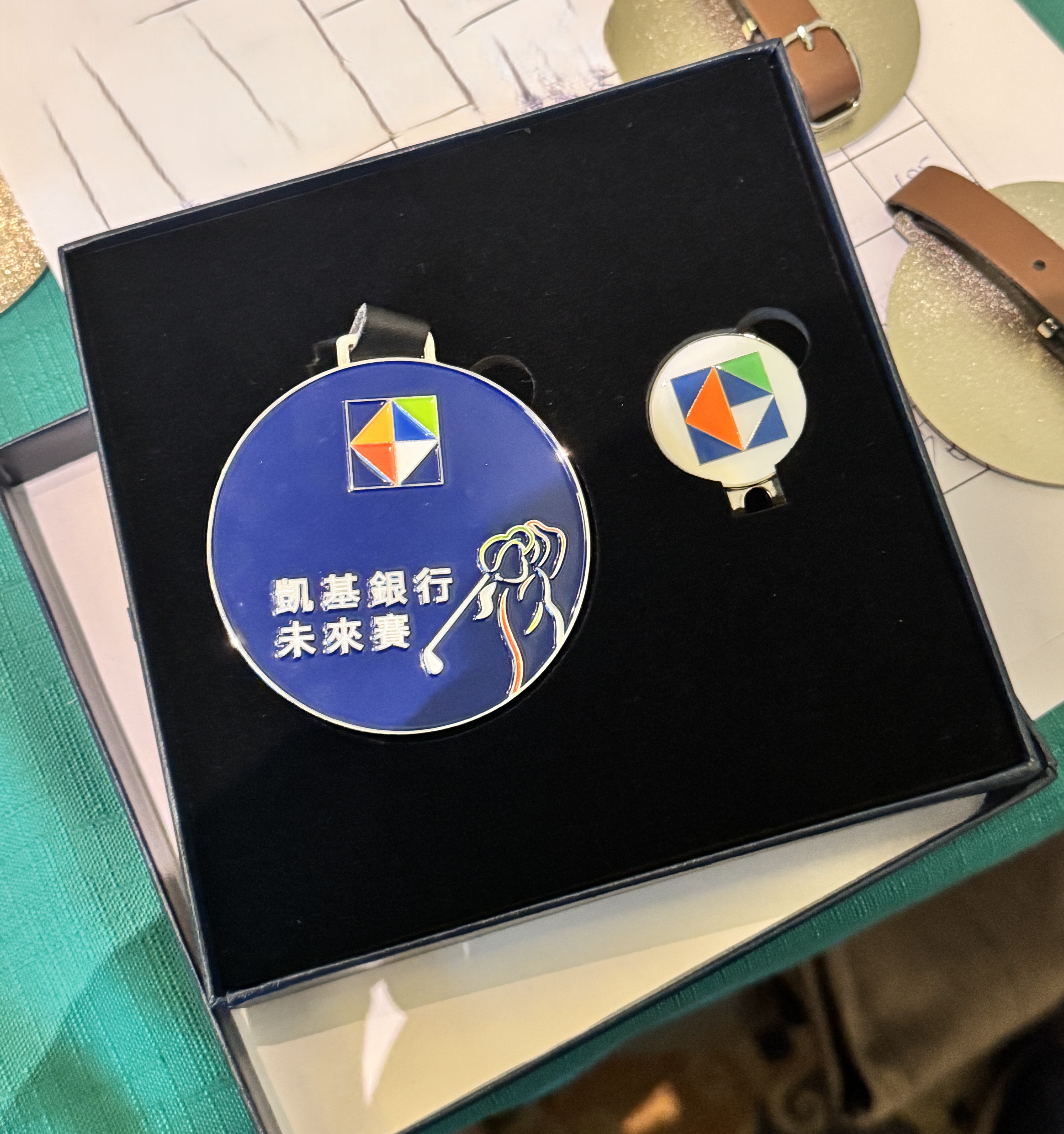 結合手寫名單與雷雕技術，為每位貴賓打造極具質感的專屬金屬獎牌禮盒