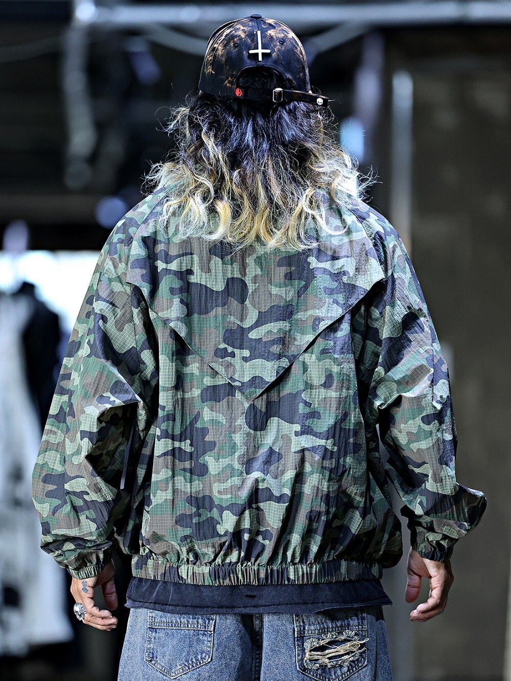 Camouflage raglan sleeve windproof jacket