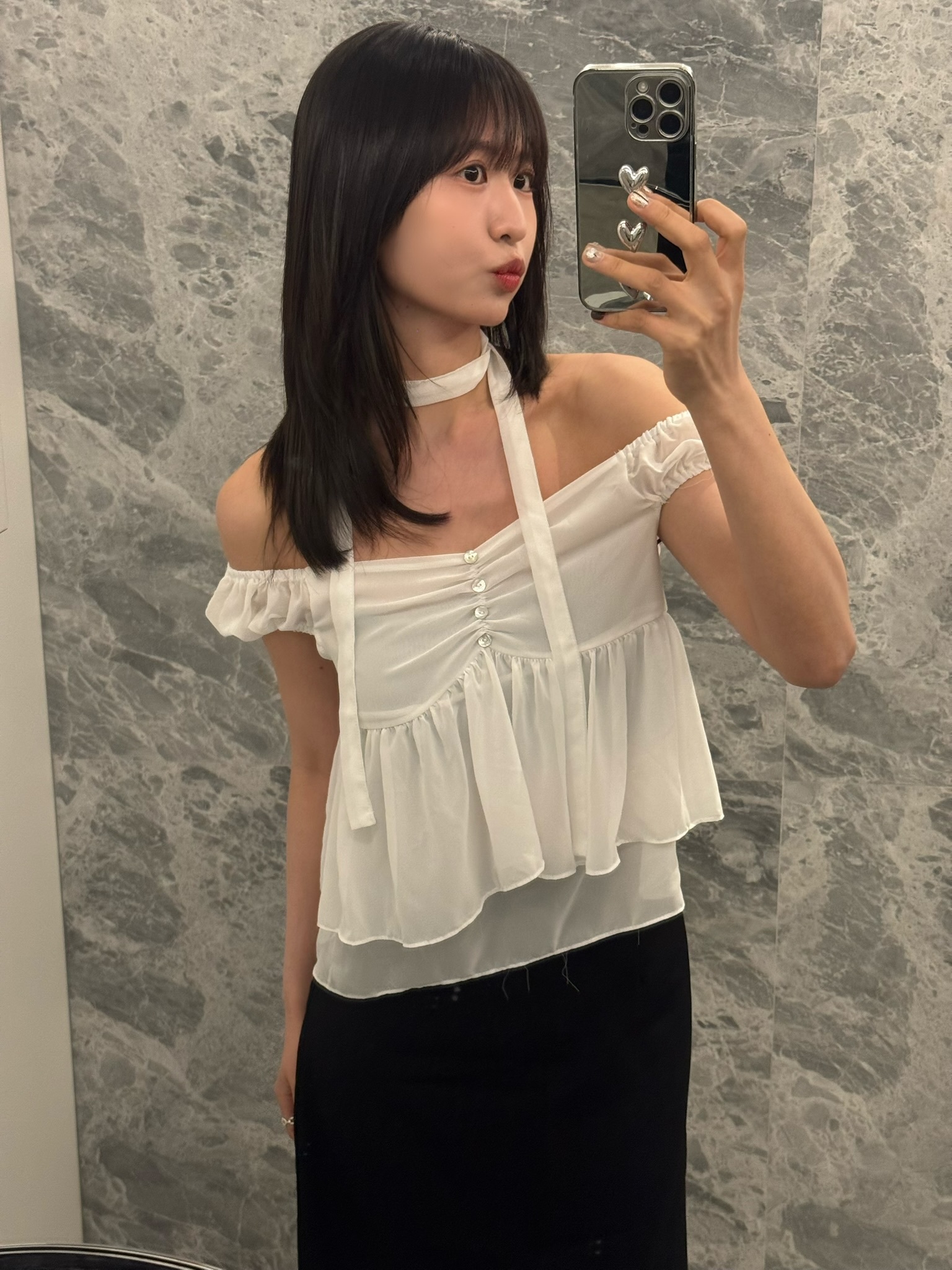 (新貨88折💕)法式泡泡袖繫帶上衣 T260506(黑/白)