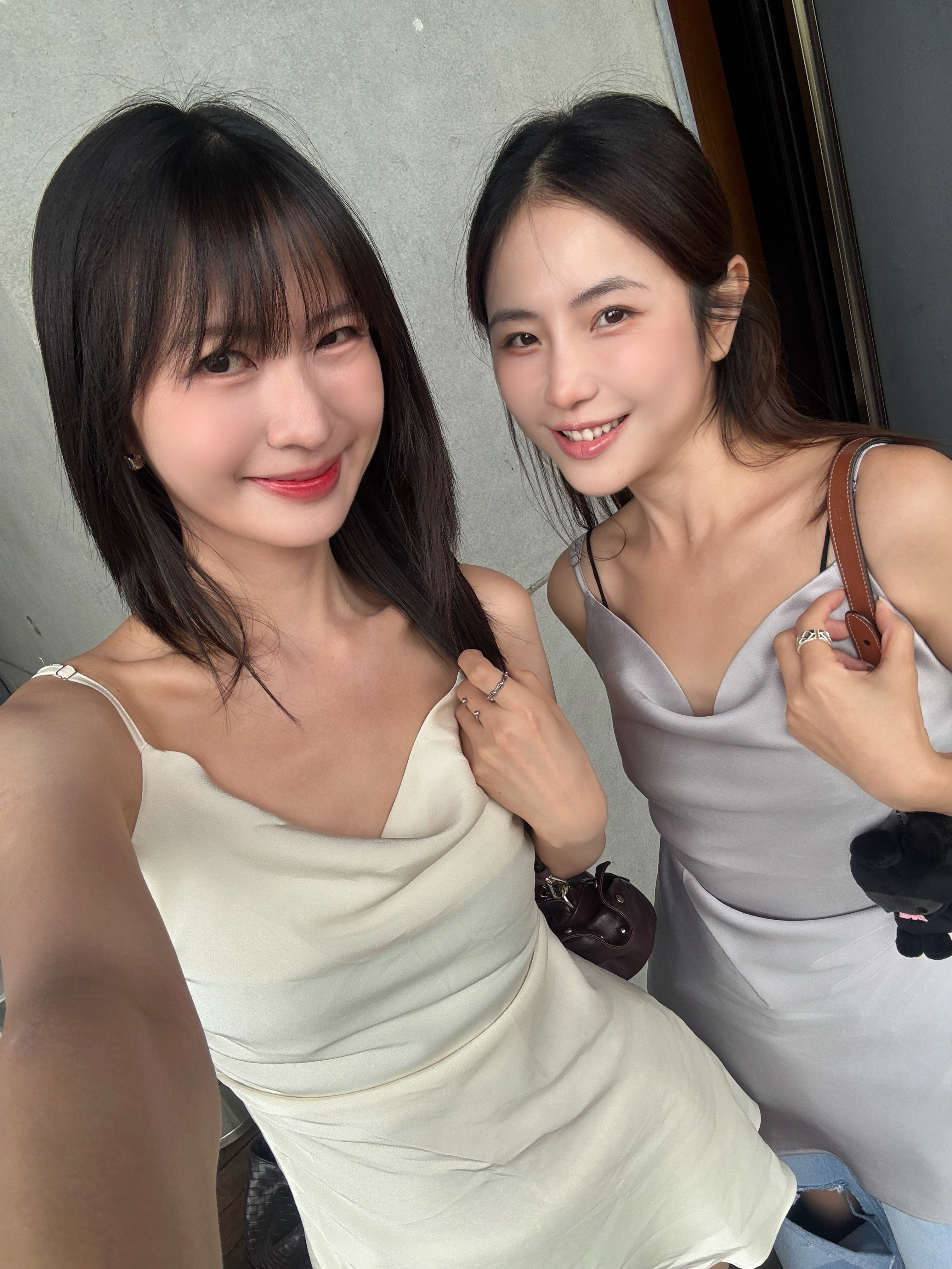 (新貨88折💕)必買貴氣感絹面連身小短裙 OPS260501(白/黑/灰)