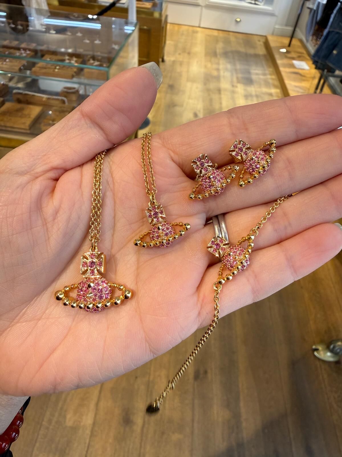 LYS01711 Vivienne Westwood 浮雕閃鑽粉色系列