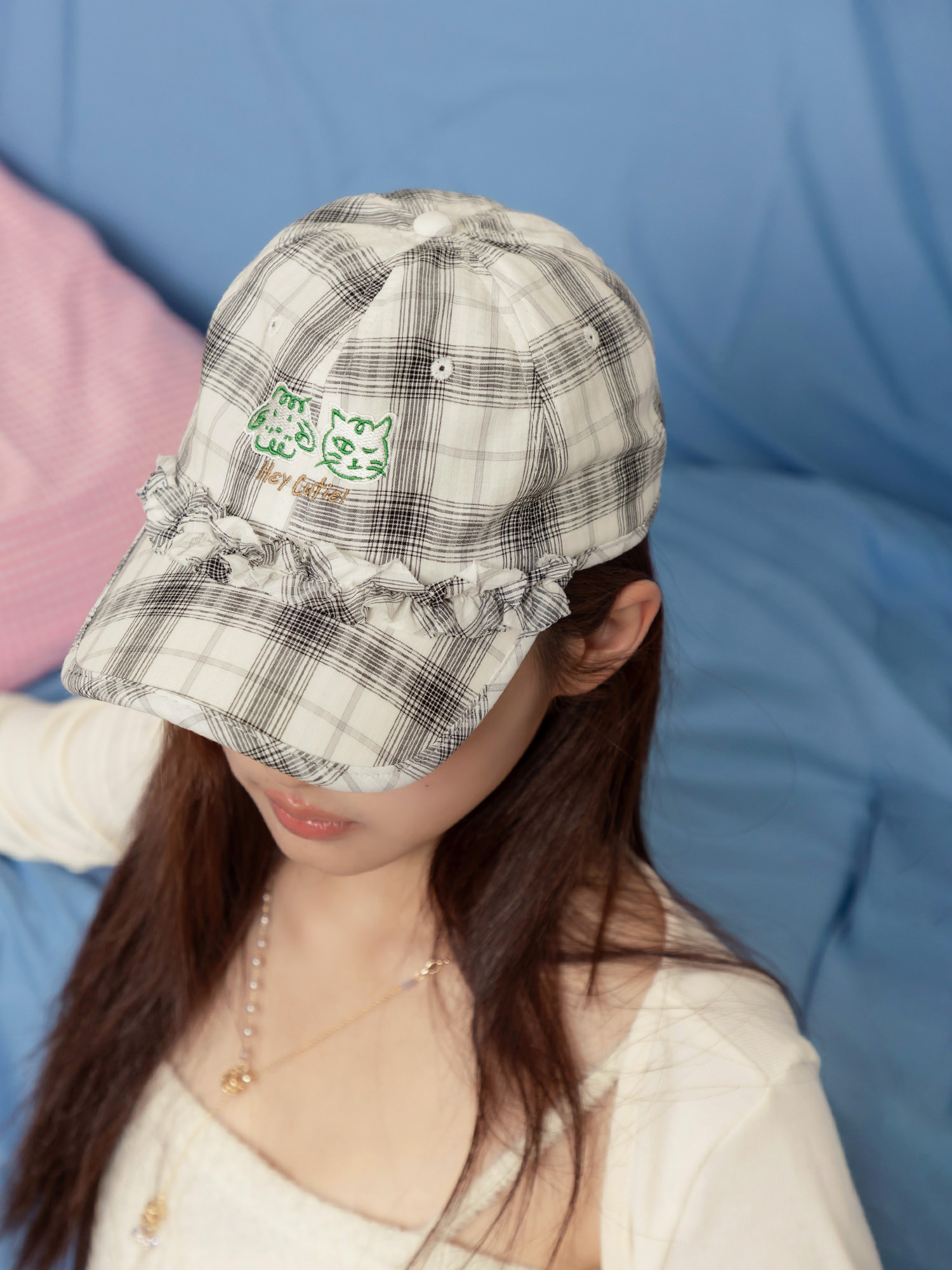 桑尼伸懶腰。刺繡萌寵格紋棒球帽 (白格)