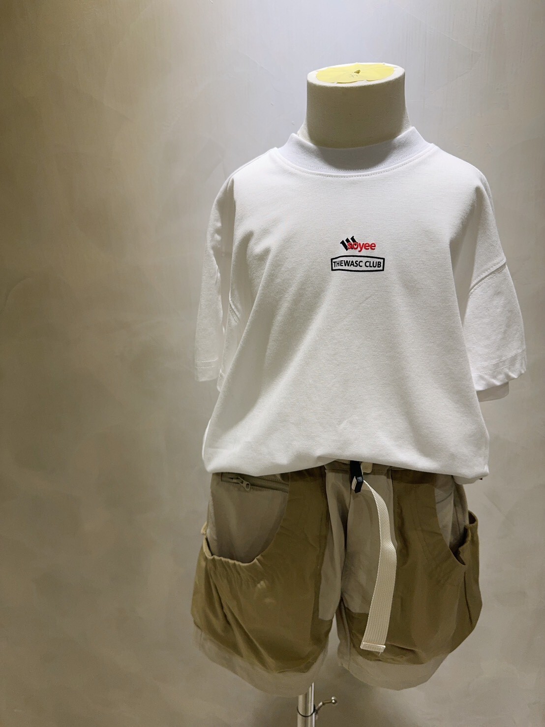 AA23登山家 簡約後LOGO白上衣