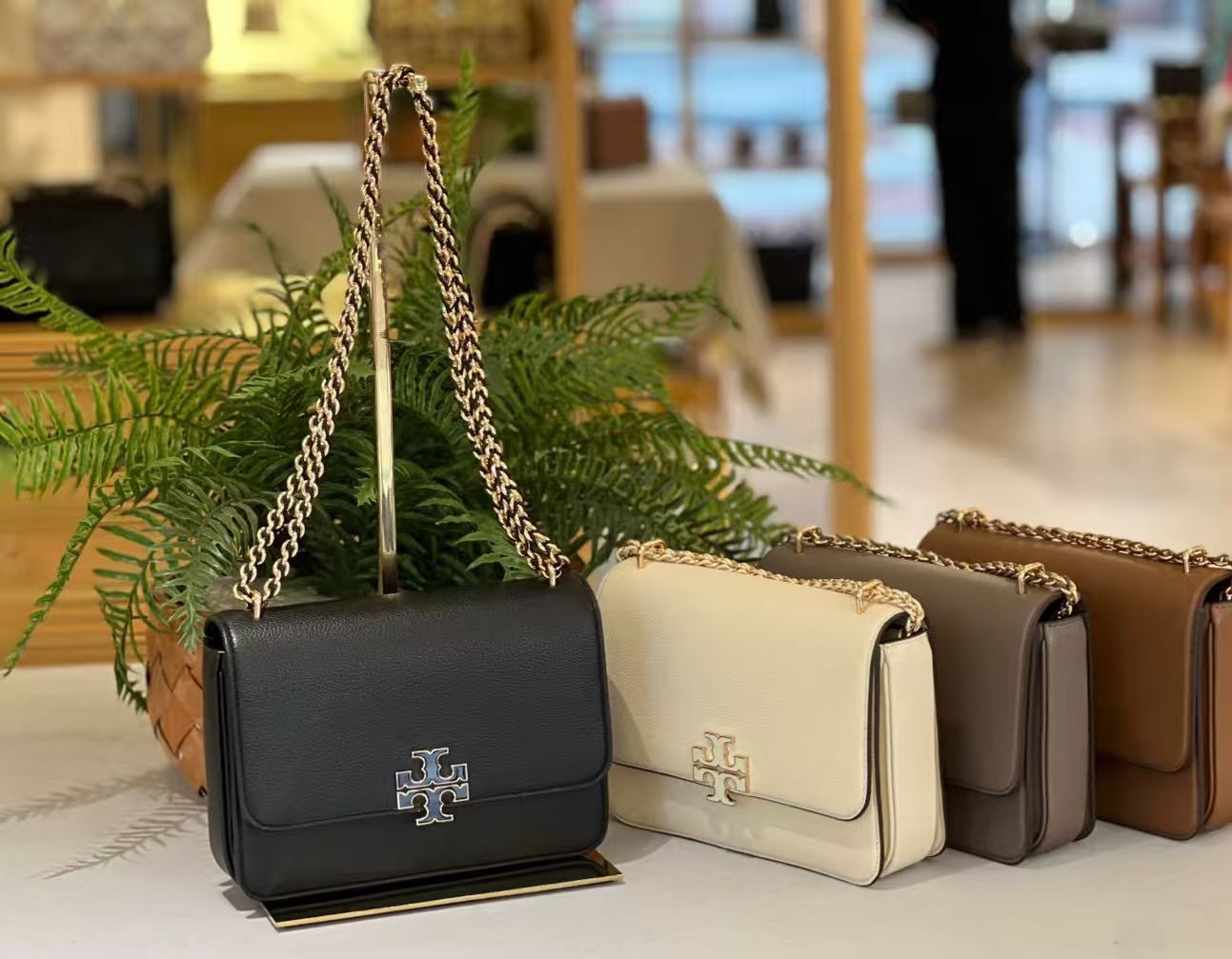 【預購】Tory Burch H050610 黑色金鏈條Britten手袋