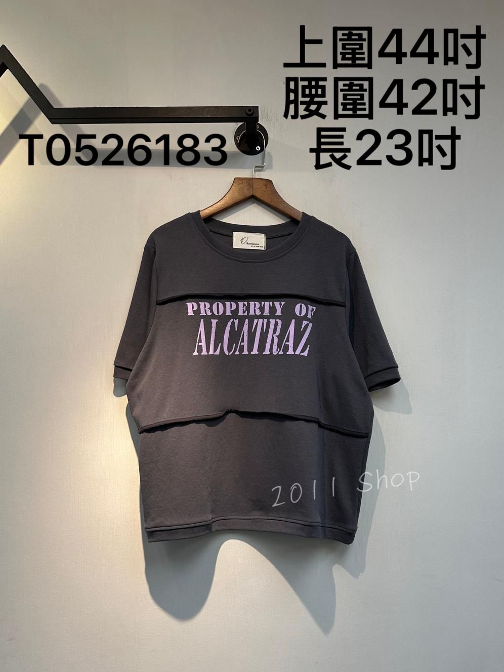 圓領英文字印花層次拼布TOP  上圍44吋 腰圍42吋 長23吋 T0526183