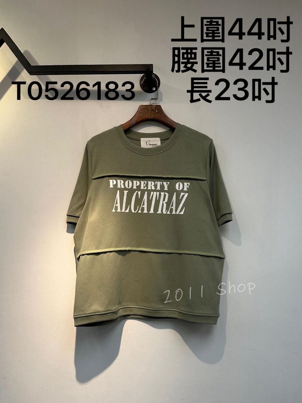 圓領英文字印花層次拼布TOP  上圍44吋 腰圍42吋 長23吋 T0526183