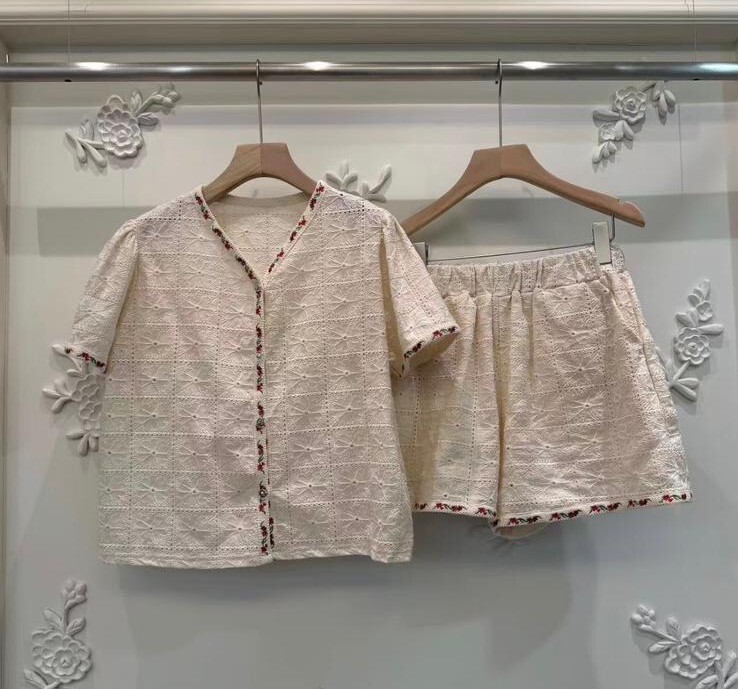 BE62 下身  褲 腰26-34 HIP44 長15 $479 (一口價)