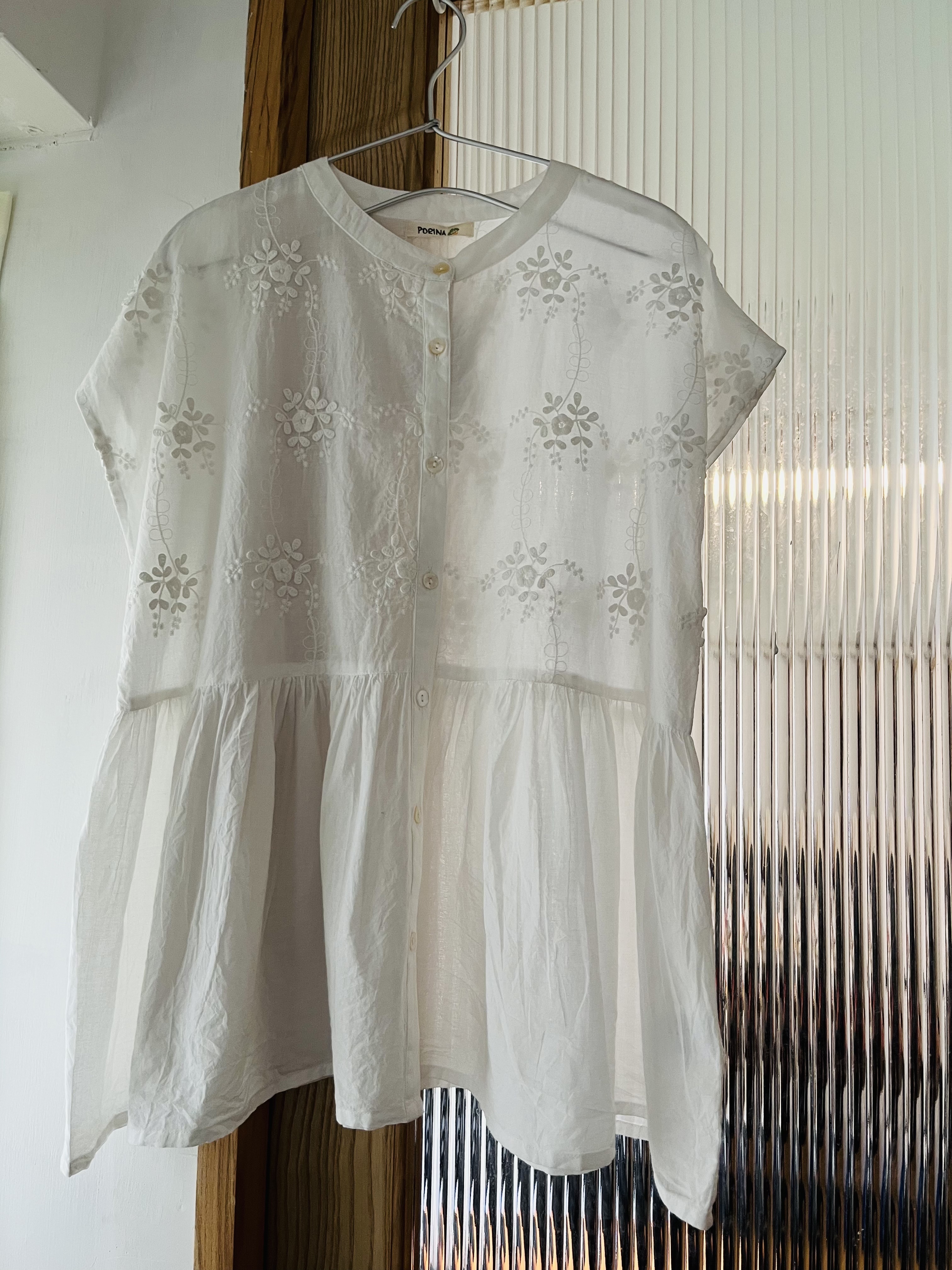 PORINA白色刺繡立體花top