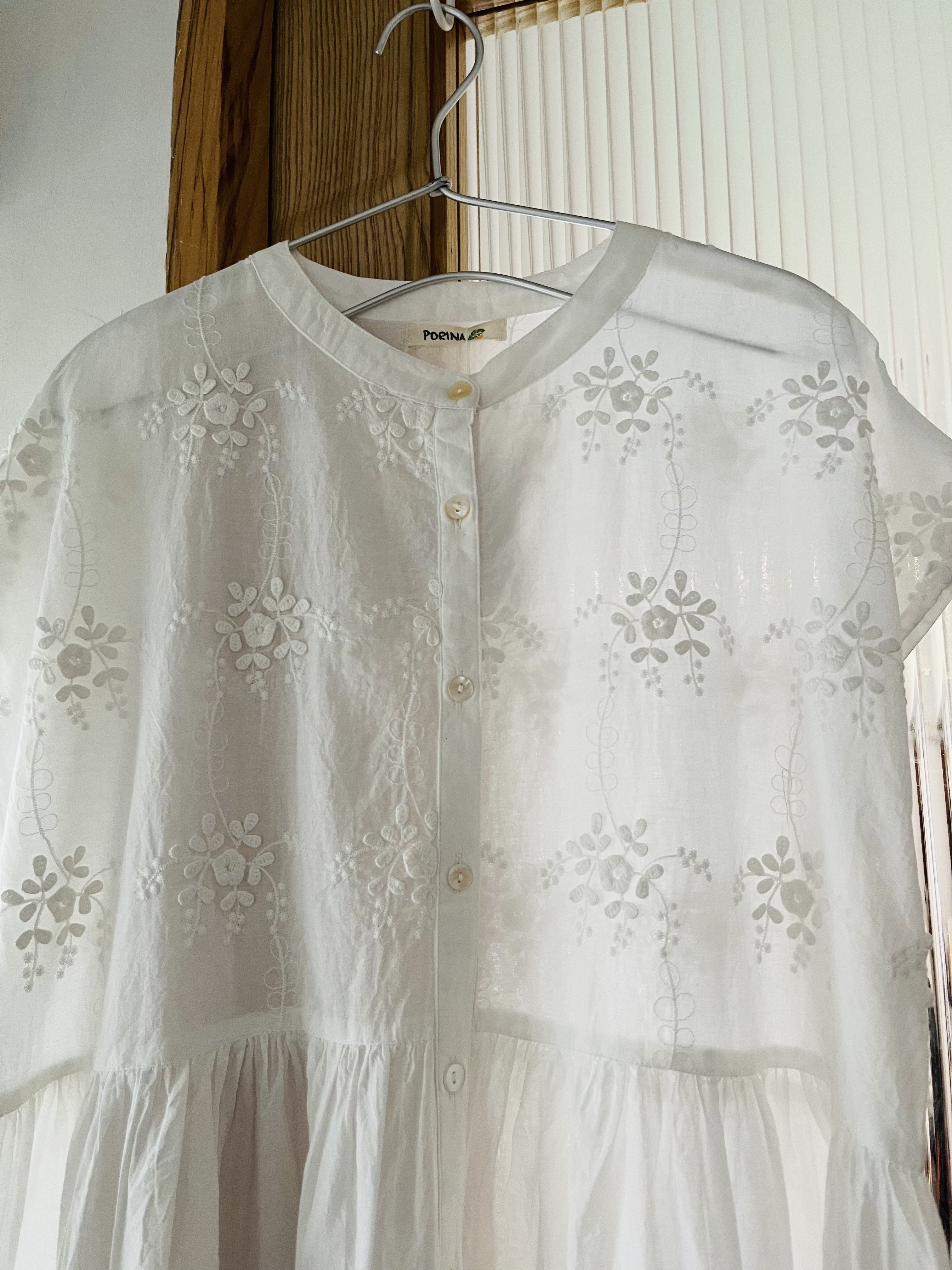 PORINA白色刺繡立體花top