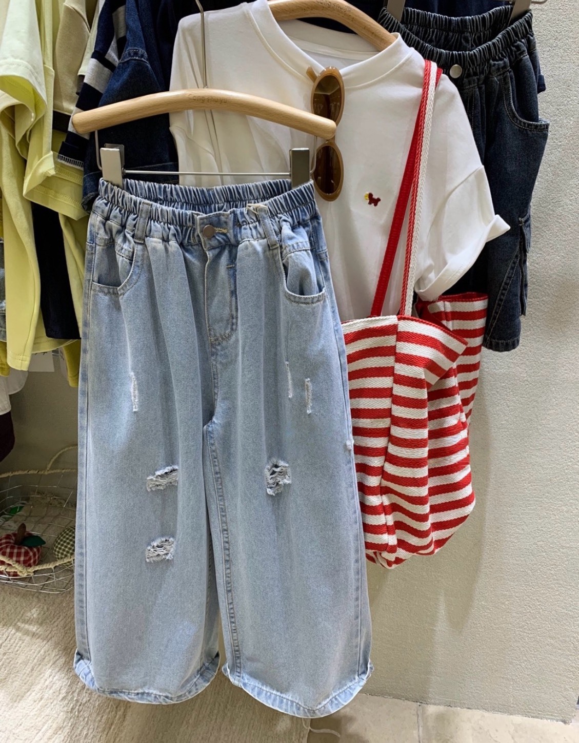 淺色刷破牛仔寬褲