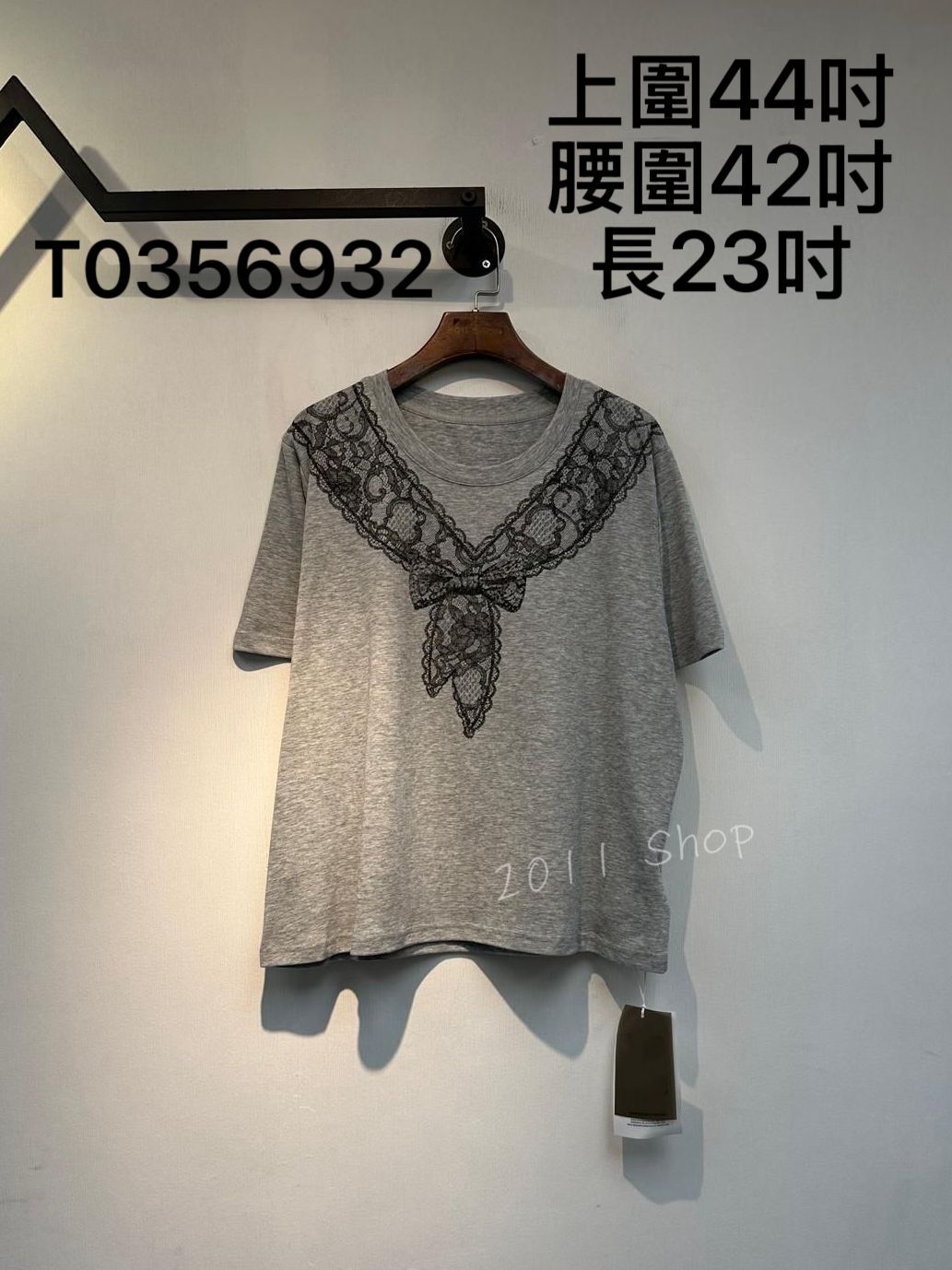 蕾絲蝴蝶結領帶印花T恤  上圍44吋 腰圍42吋 長23吋  T0356932