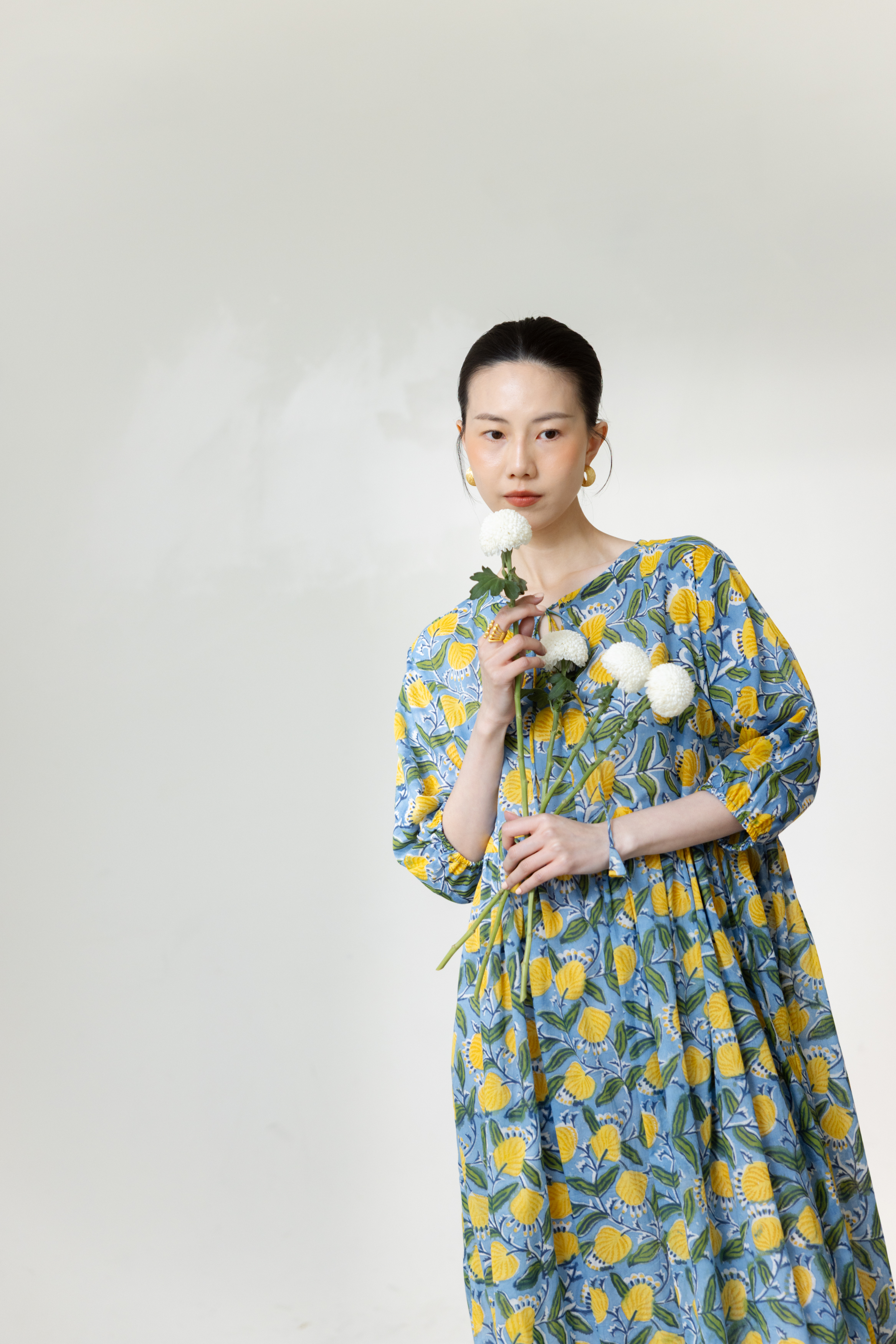 【預購】前綁帶六分袖洋裝_水藍黃花