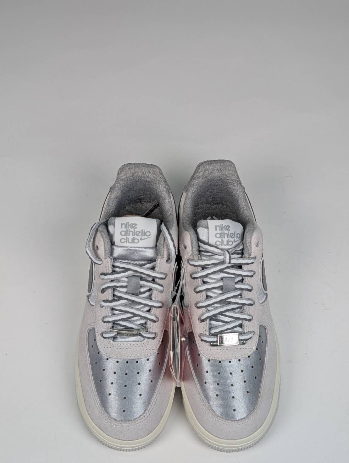 微瑕疵-左右腳鞋面髒汙、中底、鞋底泛黃 DQ5079-001/5 Nike Air Force 1 '07 LX 銀灰 緞面 休閒鞋 女鞋