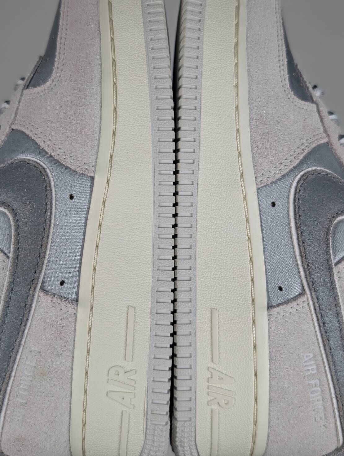 微瑕疵-左右腳鞋面髒汙、中底、鞋底泛黃 DQ5079-001/5 Nike Air Force 1 '07 LX 銀灰 緞面 休閒鞋 女鞋