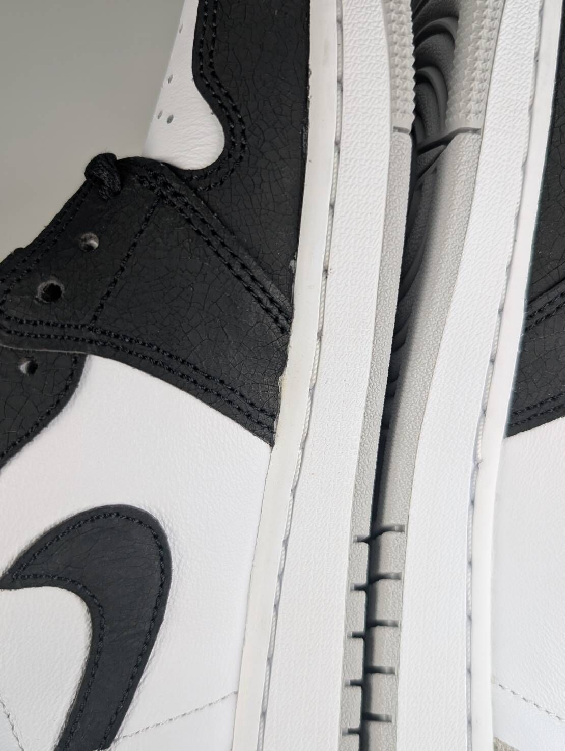 微瑕疵-左腳內側殘膠 555088-108/9.5 Air Jordan 1 Retro High OG "Stage Haze" 黑灰裂紋 男款