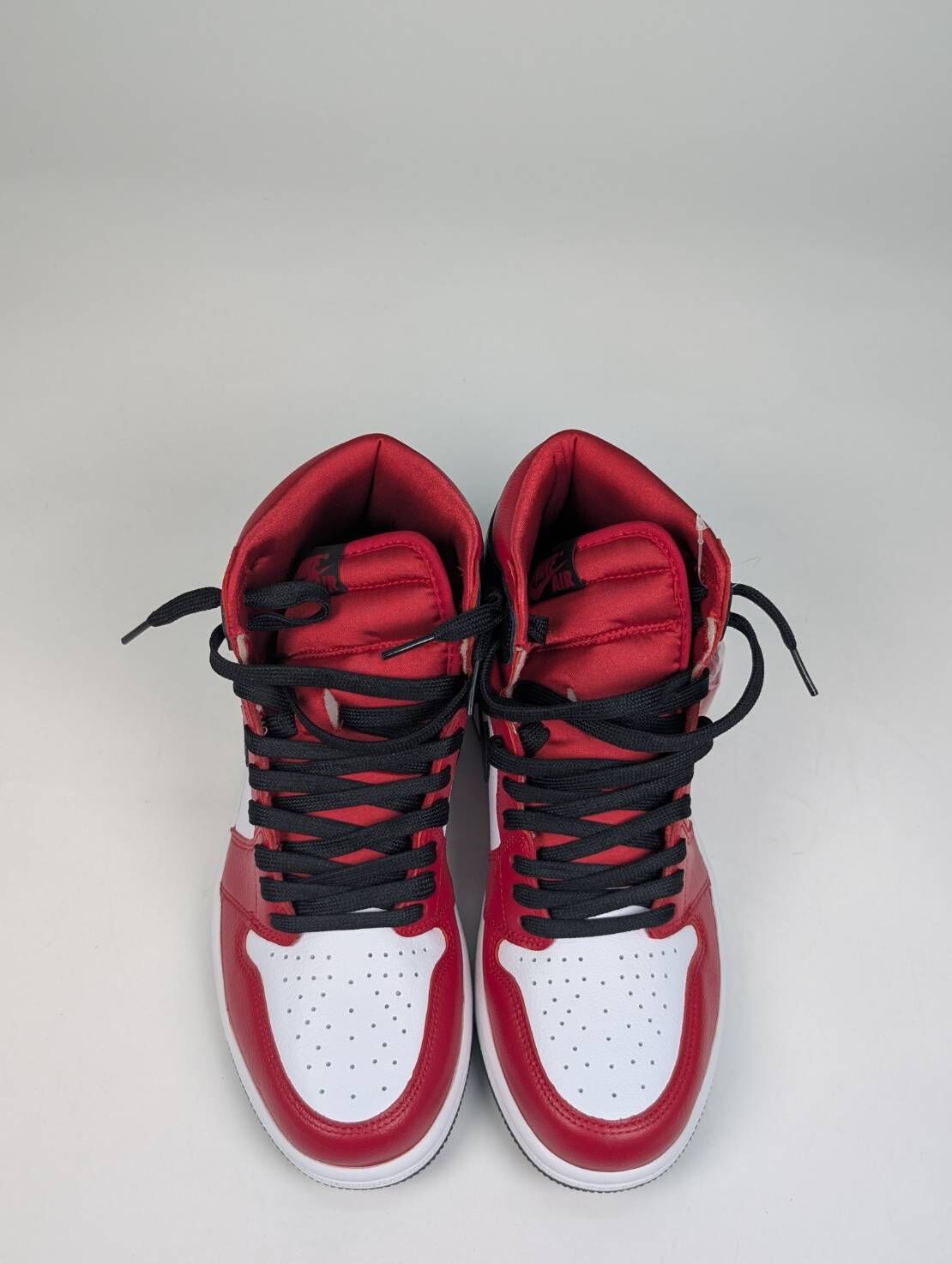 微瑕疵-左右腳鞋面結晶體色差 CD0461-601/9 WMNS Air Jordan 1 High OG ‘Satin Red’
