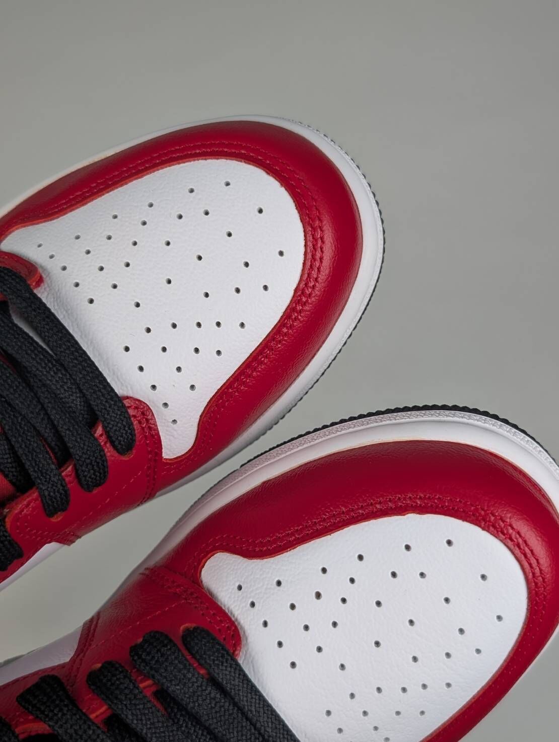 微瑕疵-左右腳鞋面結晶體色差 CD0461-601/9 WMNS Air Jordan 1 High OG ‘Satin Red’
