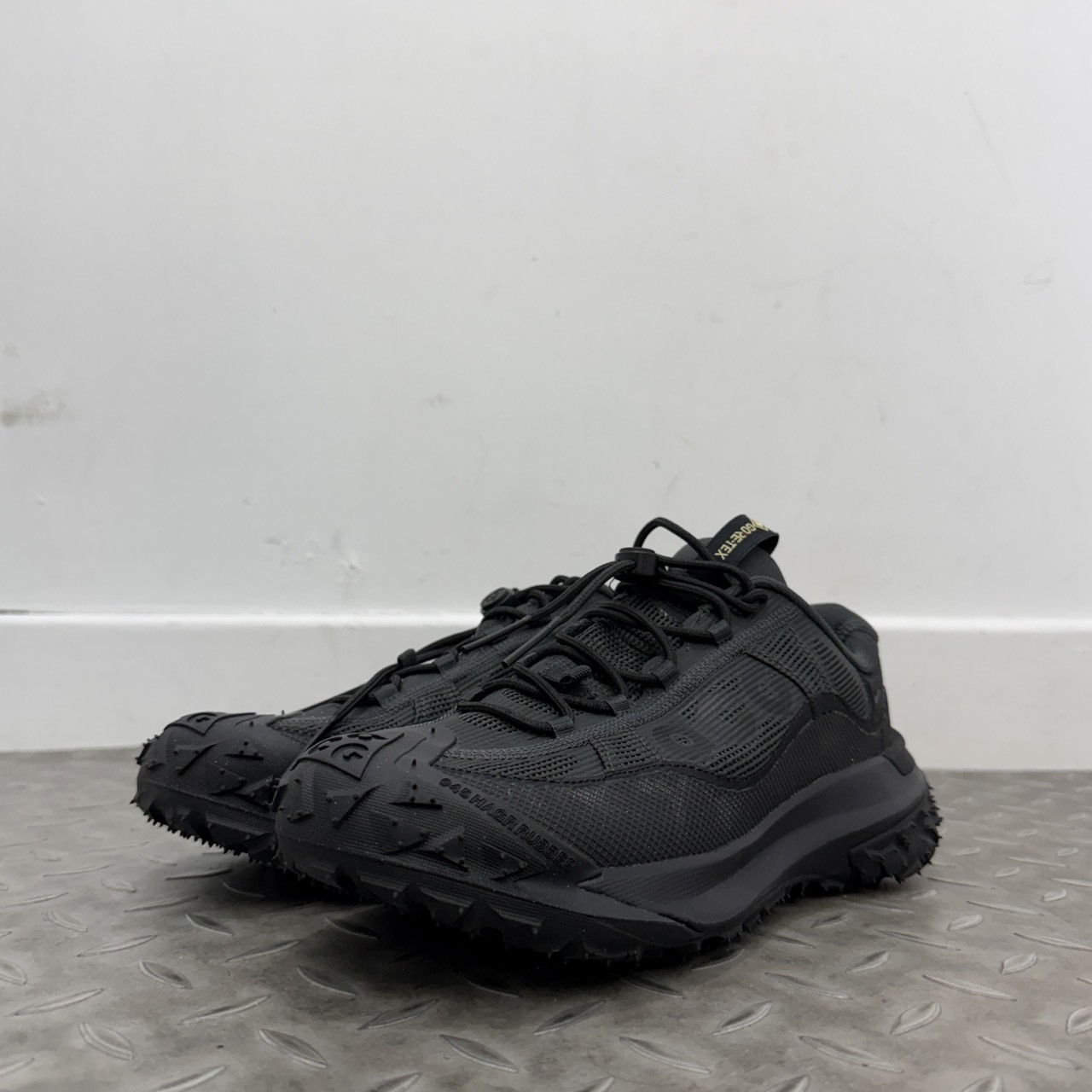 NIKE ACG Mountain Fly 2 Low GORE-TEX Triple Black SIZE 26.5CM
